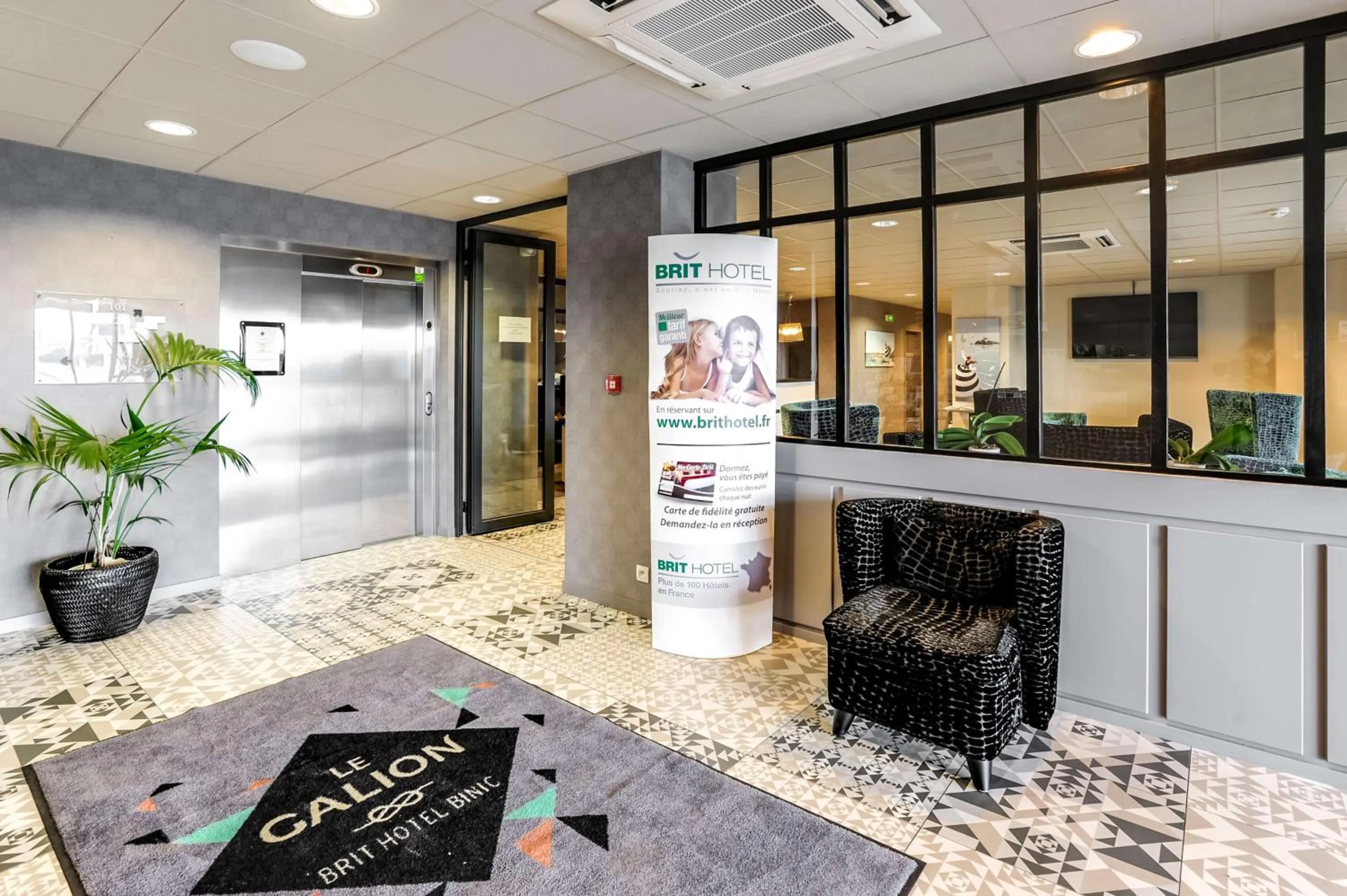 Lobby or reception in Brit Hotel Le Galion & Spa
