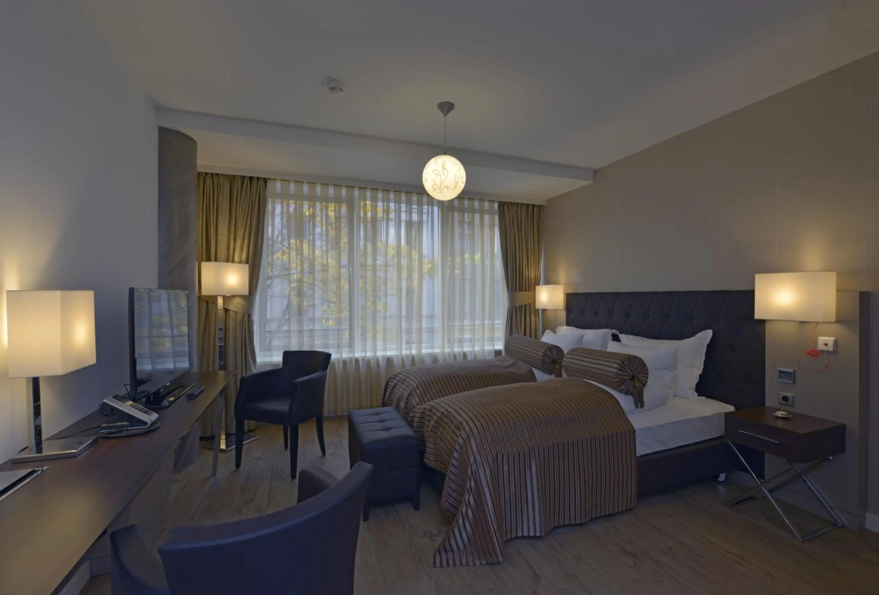 Bed, TV/Entertainment Center in Hotel Vier Jahreszeiten Berlin City