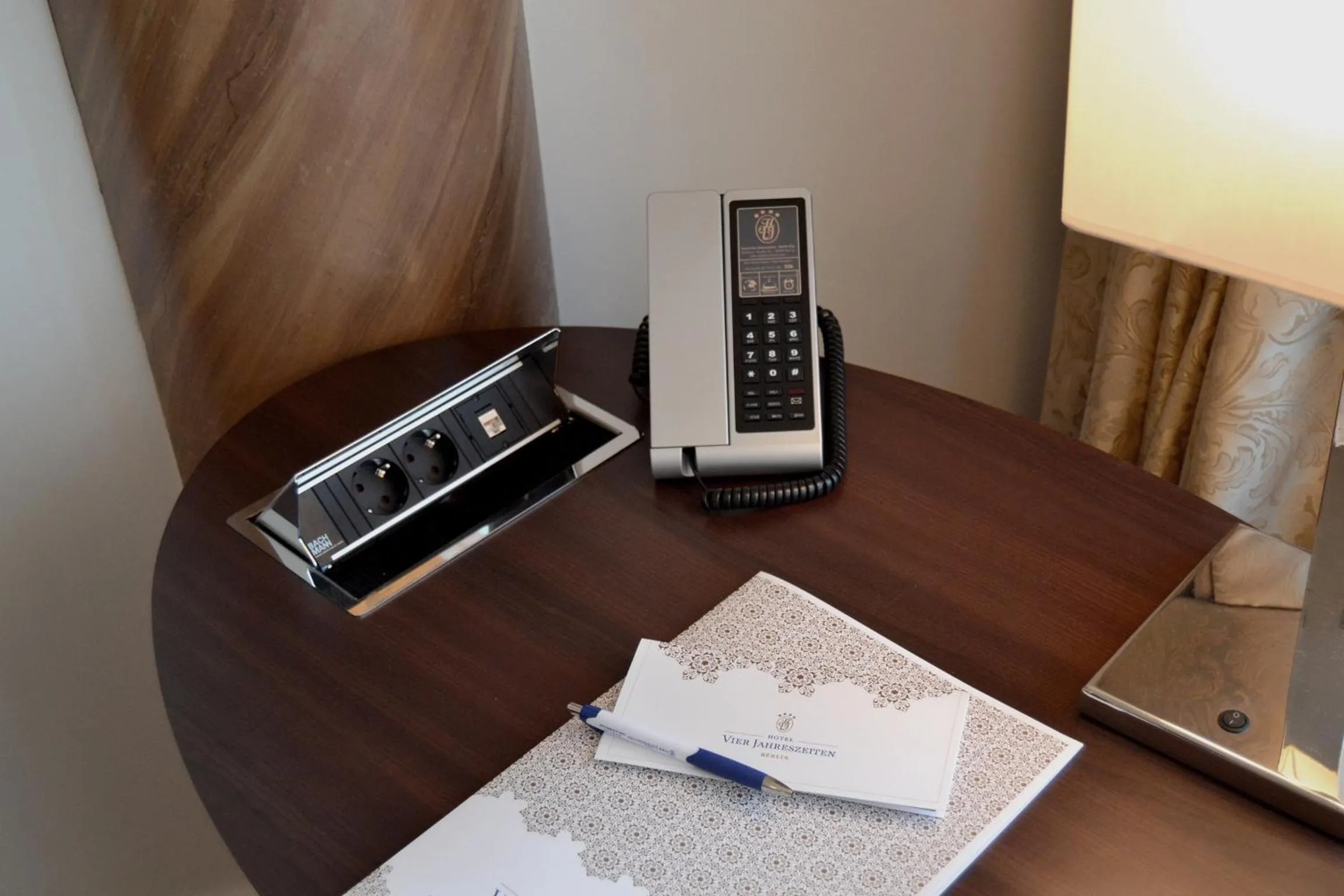 Seating area, TV/Entertainment Center in Hotel Vier Jahreszeiten Berlin City