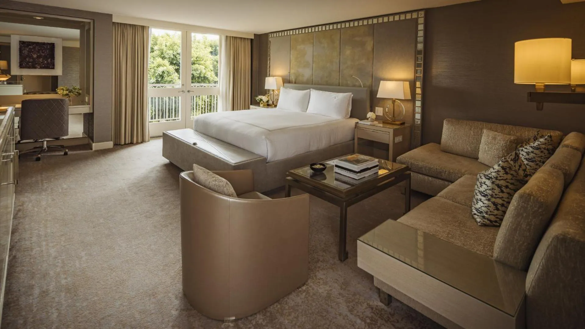 Seating area, Bed in L'Ermitage Beverly Hills