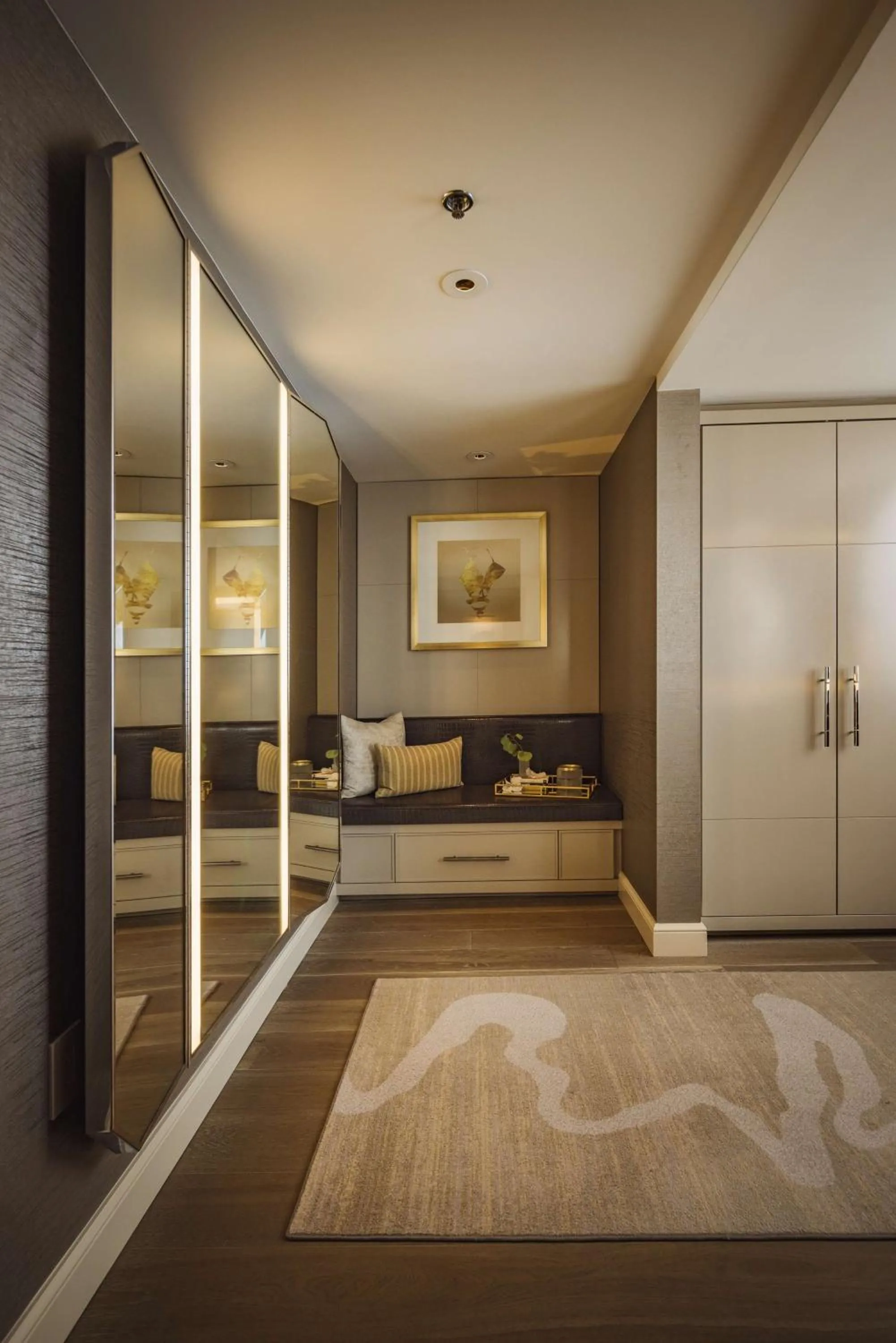 Bedroom, Bed in L'Ermitage Beverly Hills