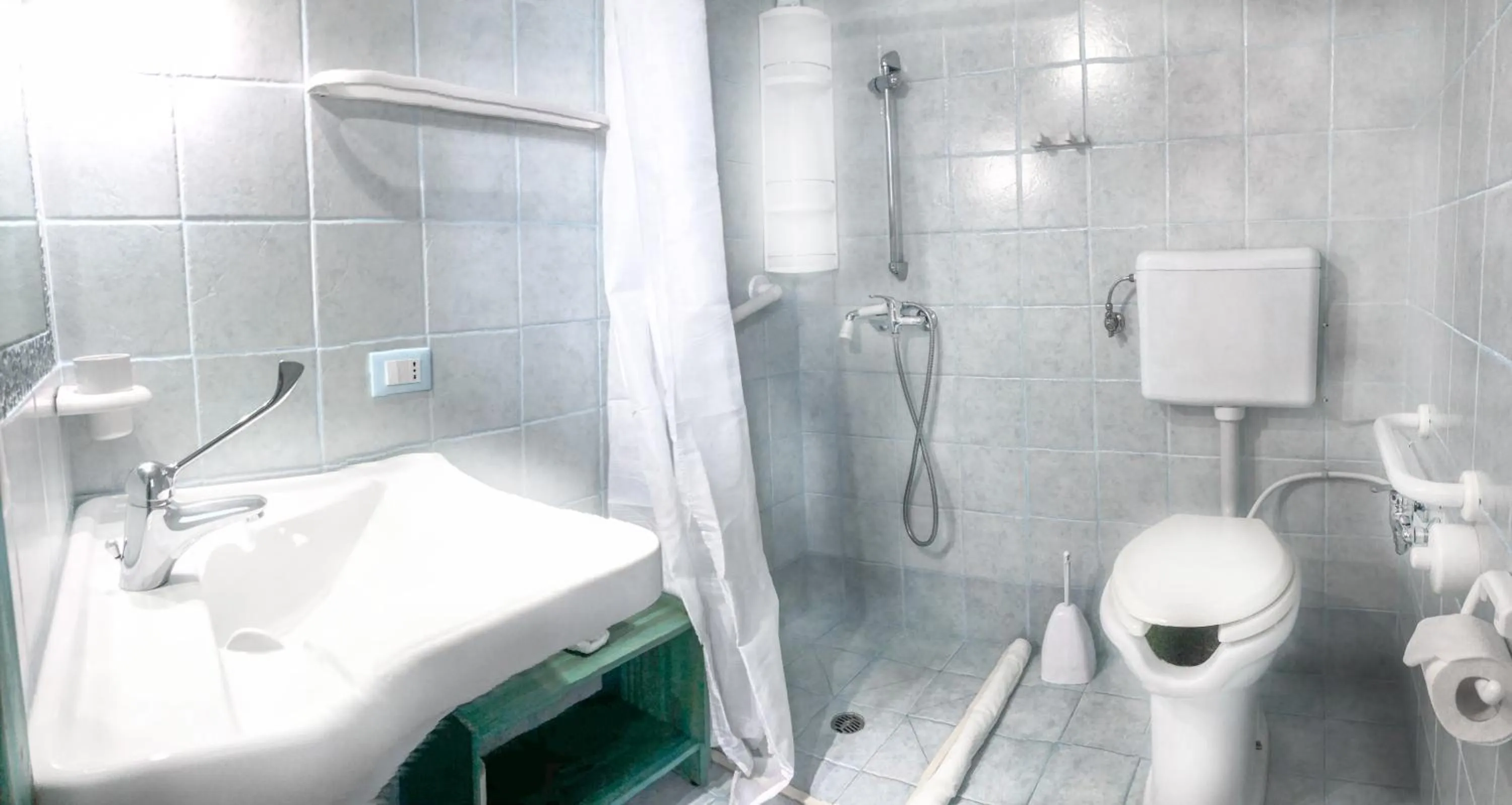 Shower in Hotel I Colori Del Mare
