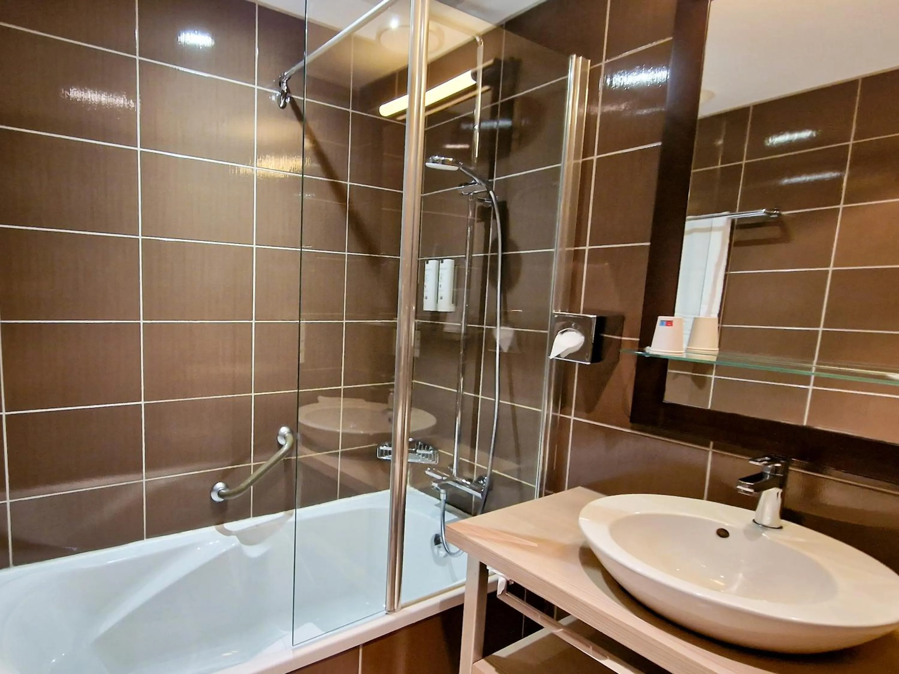 Bathroom in Ibis Styles Dijon Nord Valmy