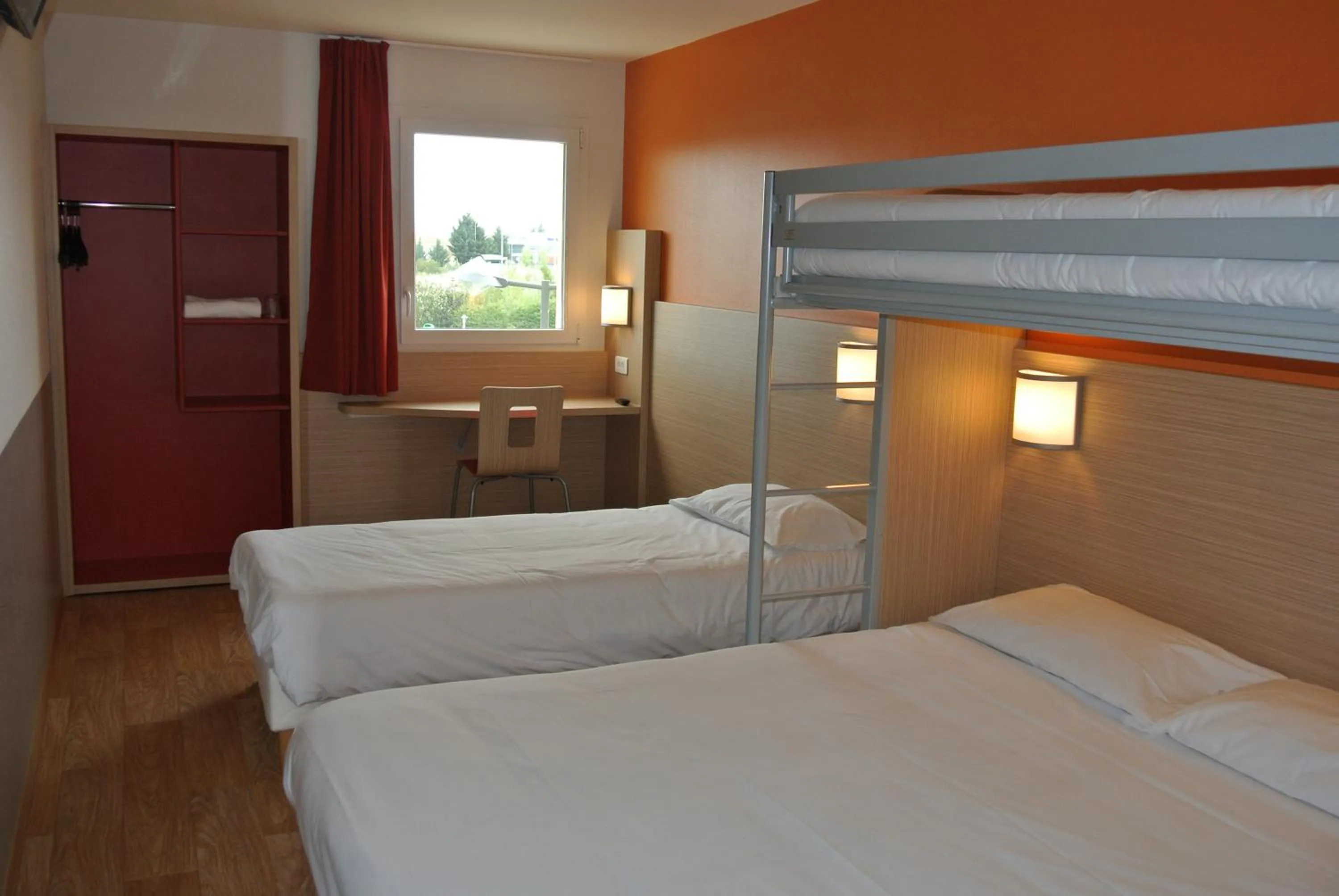 Photo of the whole room, Bed in The Originals Access,Tendance Hôtel, Saint-Etienne