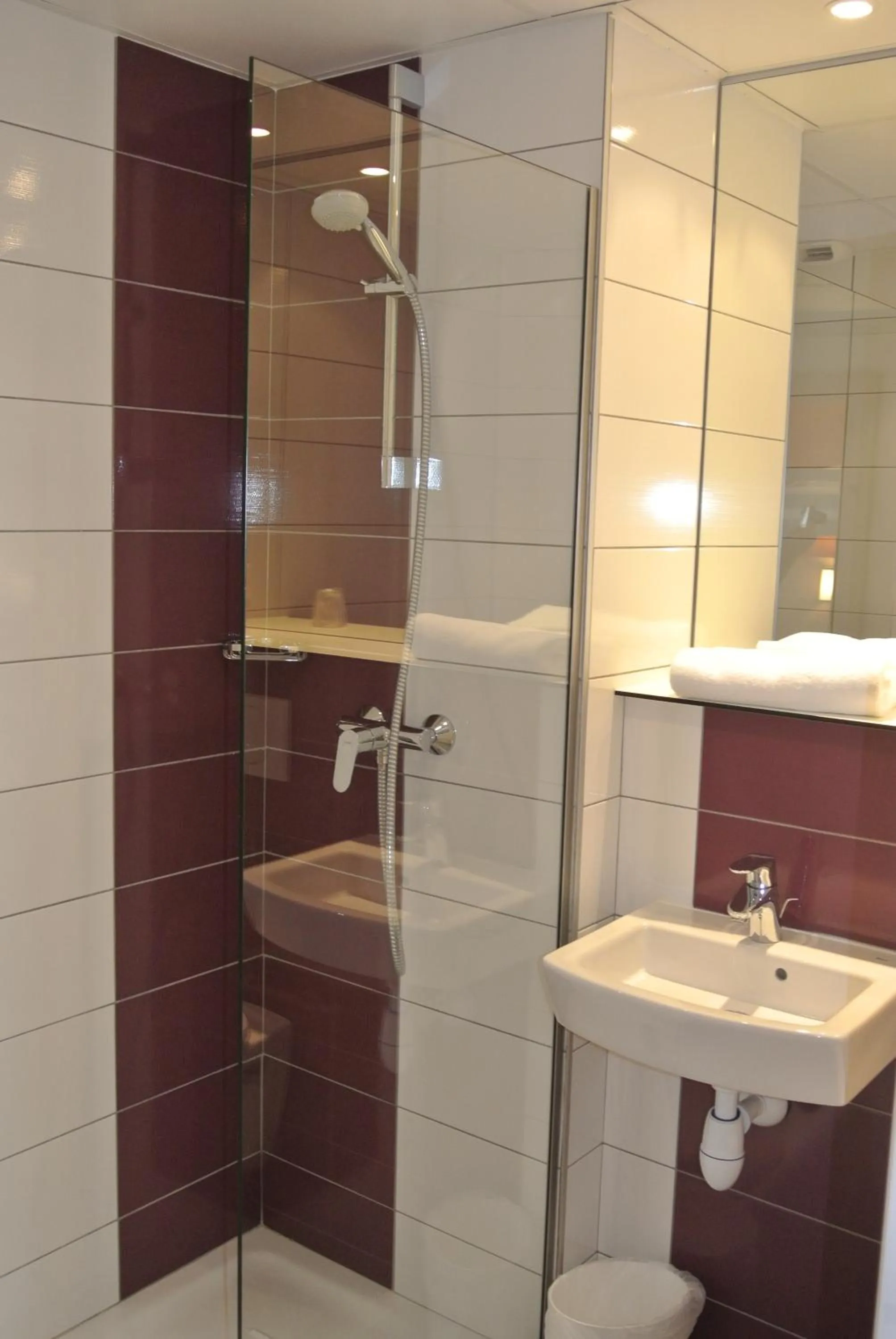 Bathroom in The Originals Access,Tendance Hôtel, Saint-Etienne