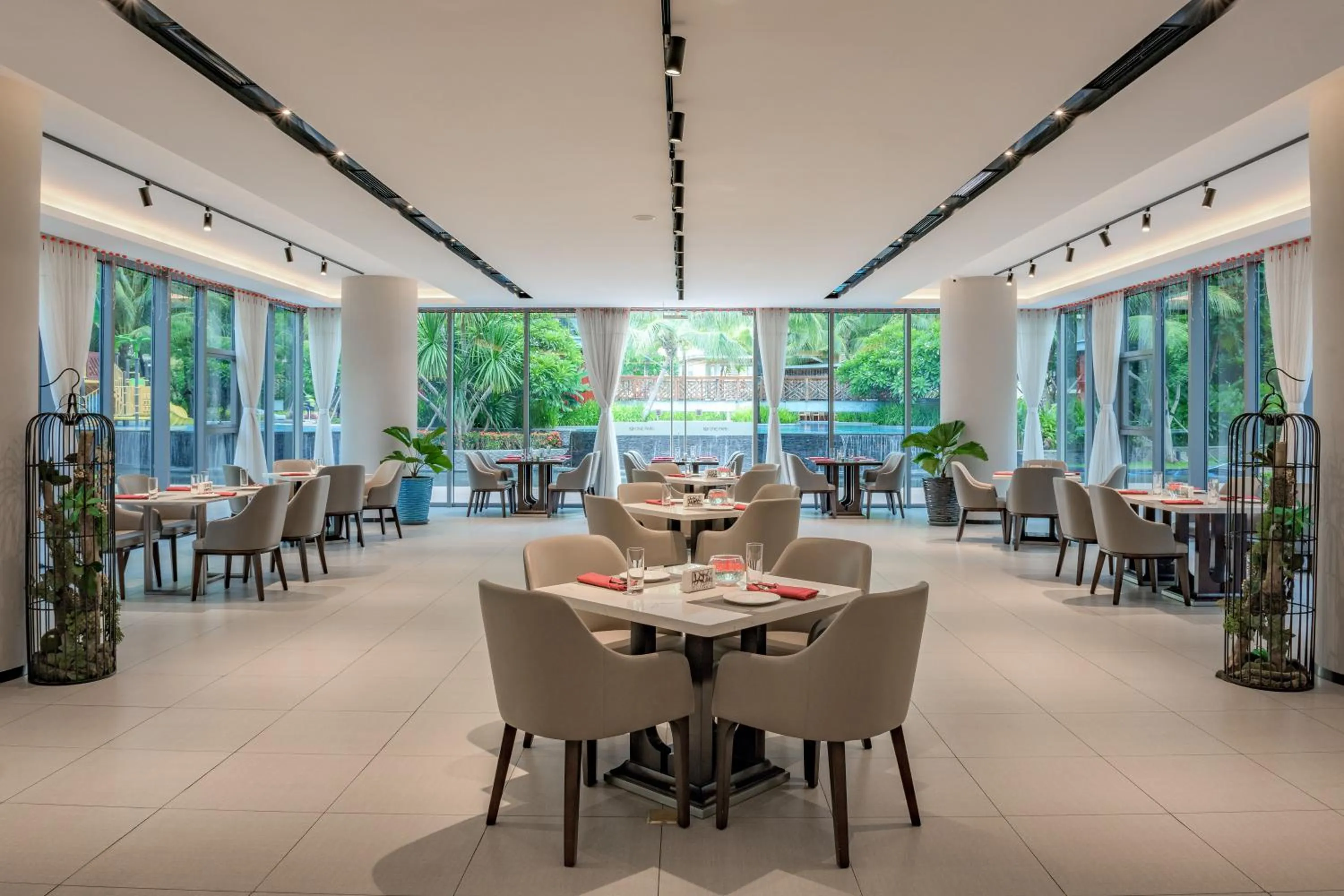 Restaurant/places to eat in One Park Hotel & Residence