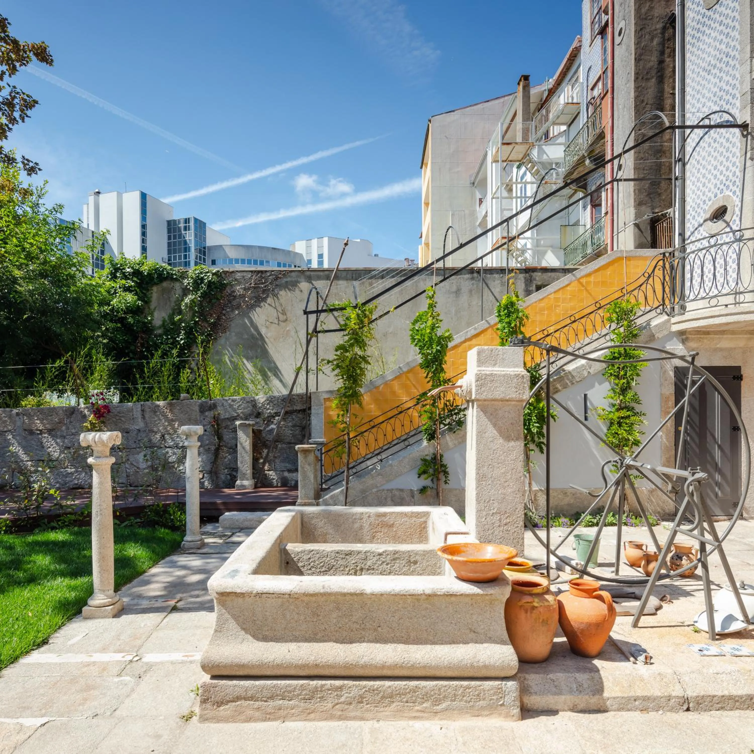 Property building in Menina Colina Guesthouse