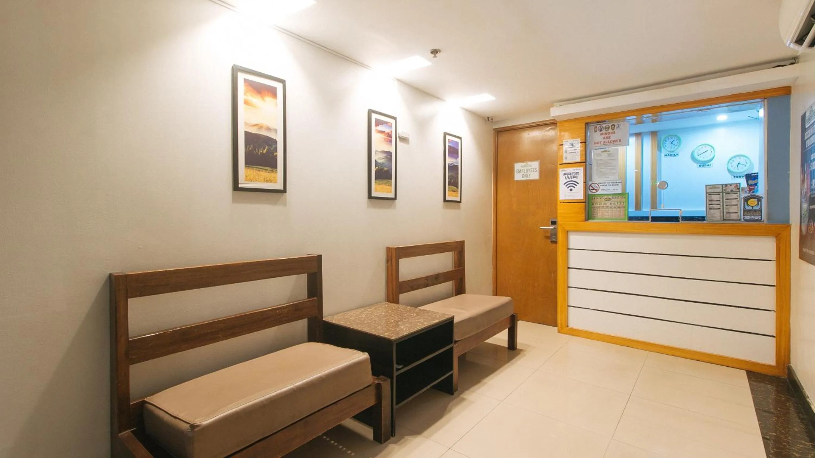 Seating area in RedDoorz at Ranchotel Bayanan Alabang