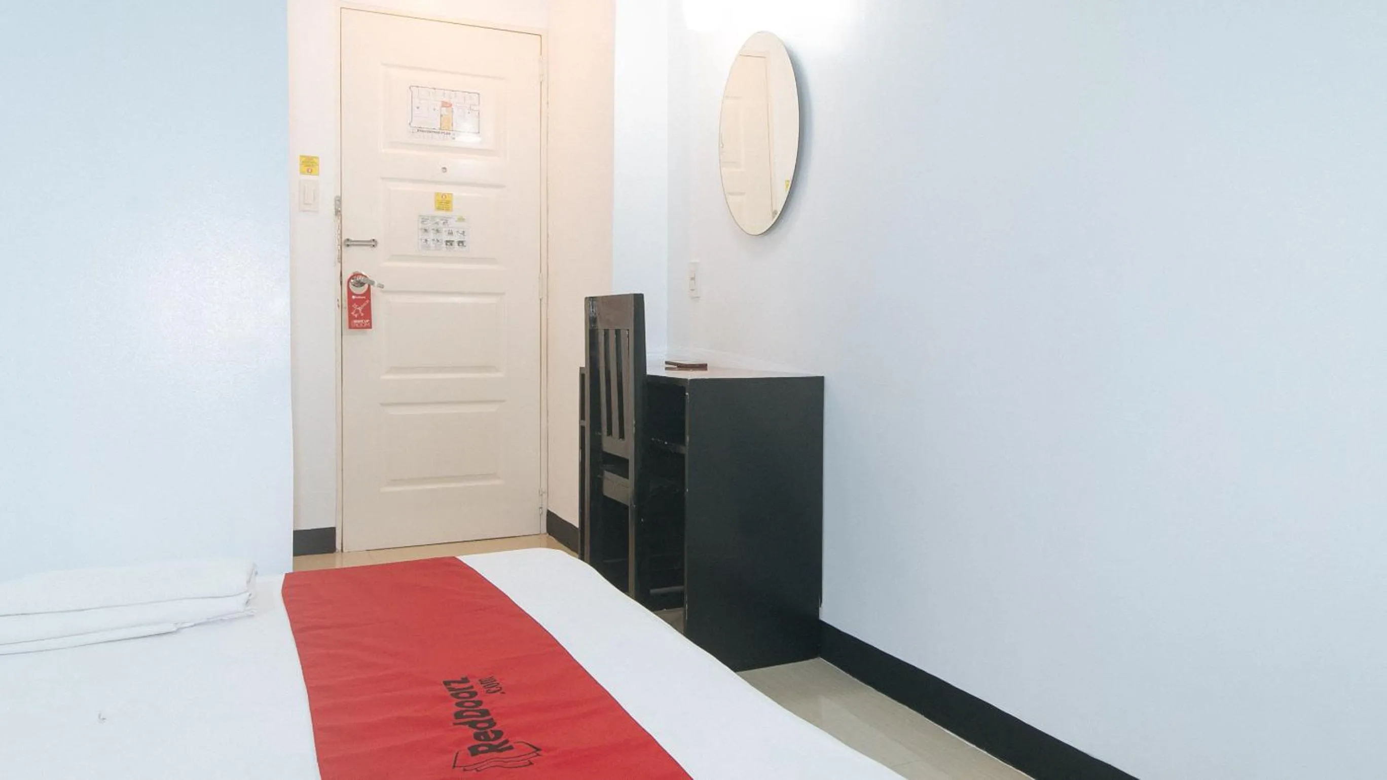 Seating area in RedDoorz at Ranchotel Bayanan Alabang