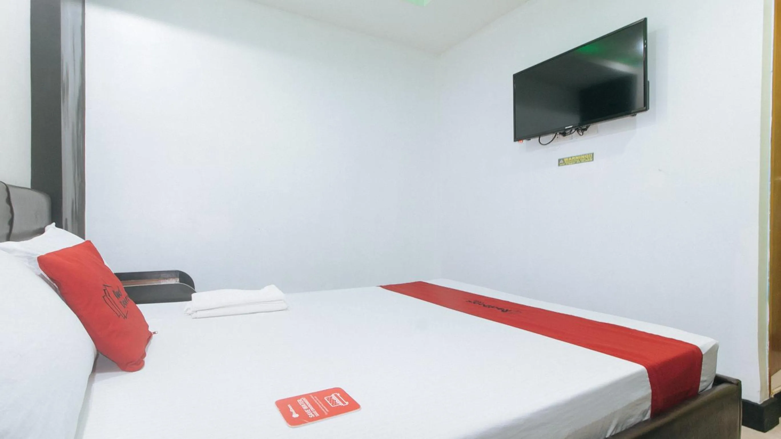 TV and multimedia, Bed in RedDoorz at Ranchotel Bayanan Alabang