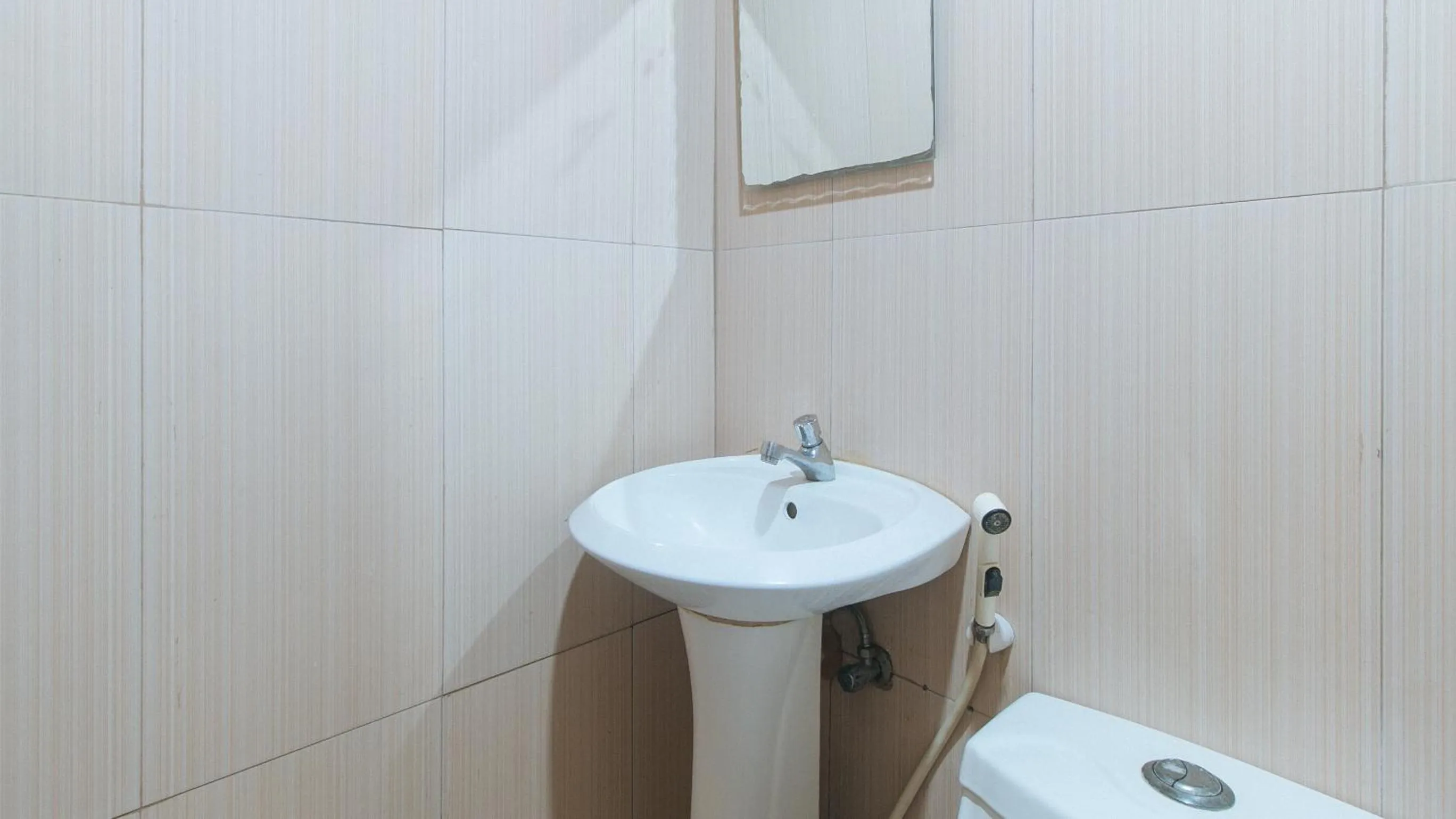 Bathroom in RedDoorz at Ranchotel Bayanan Alabang