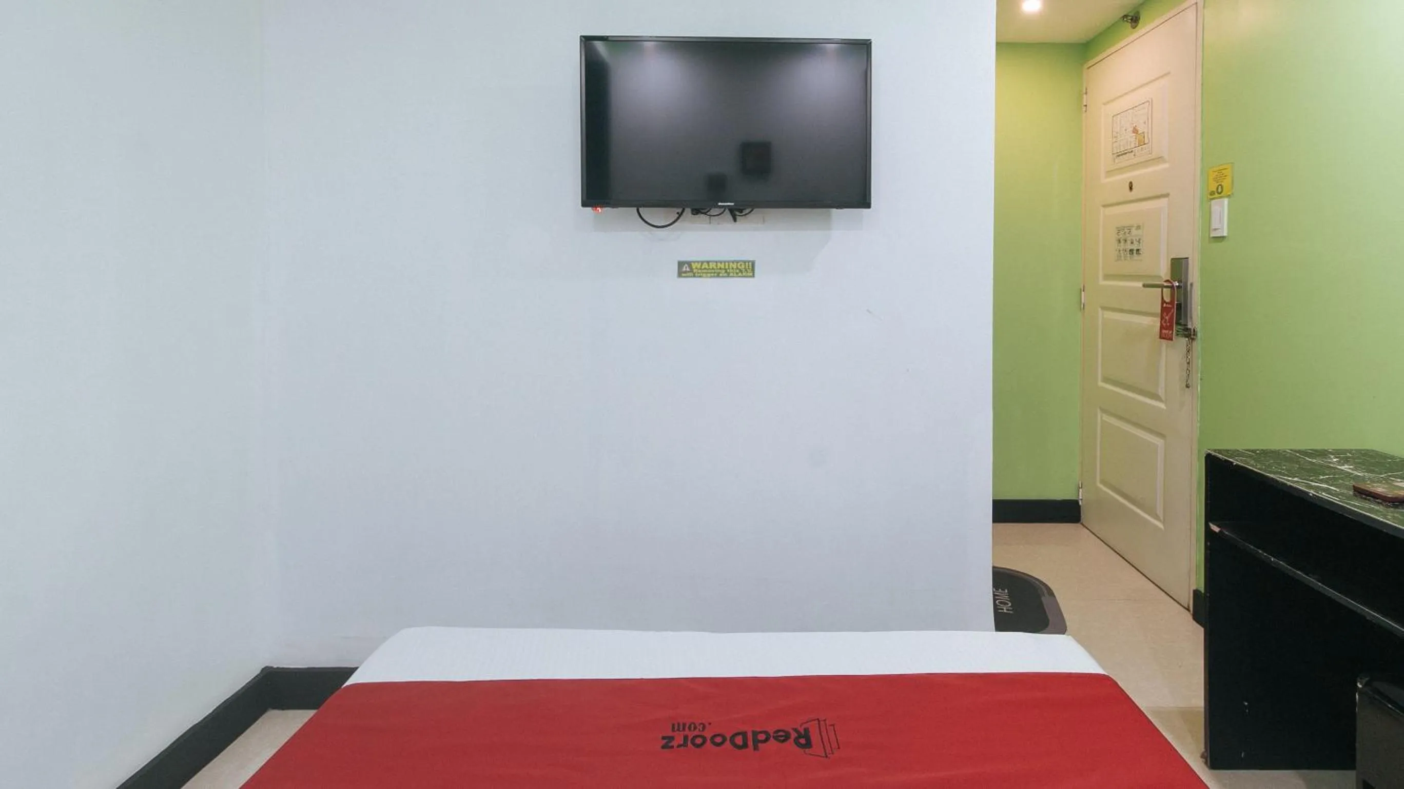 TV and multimedia, Bed in RedDoorz at Ranchotel Bayanan Alabang