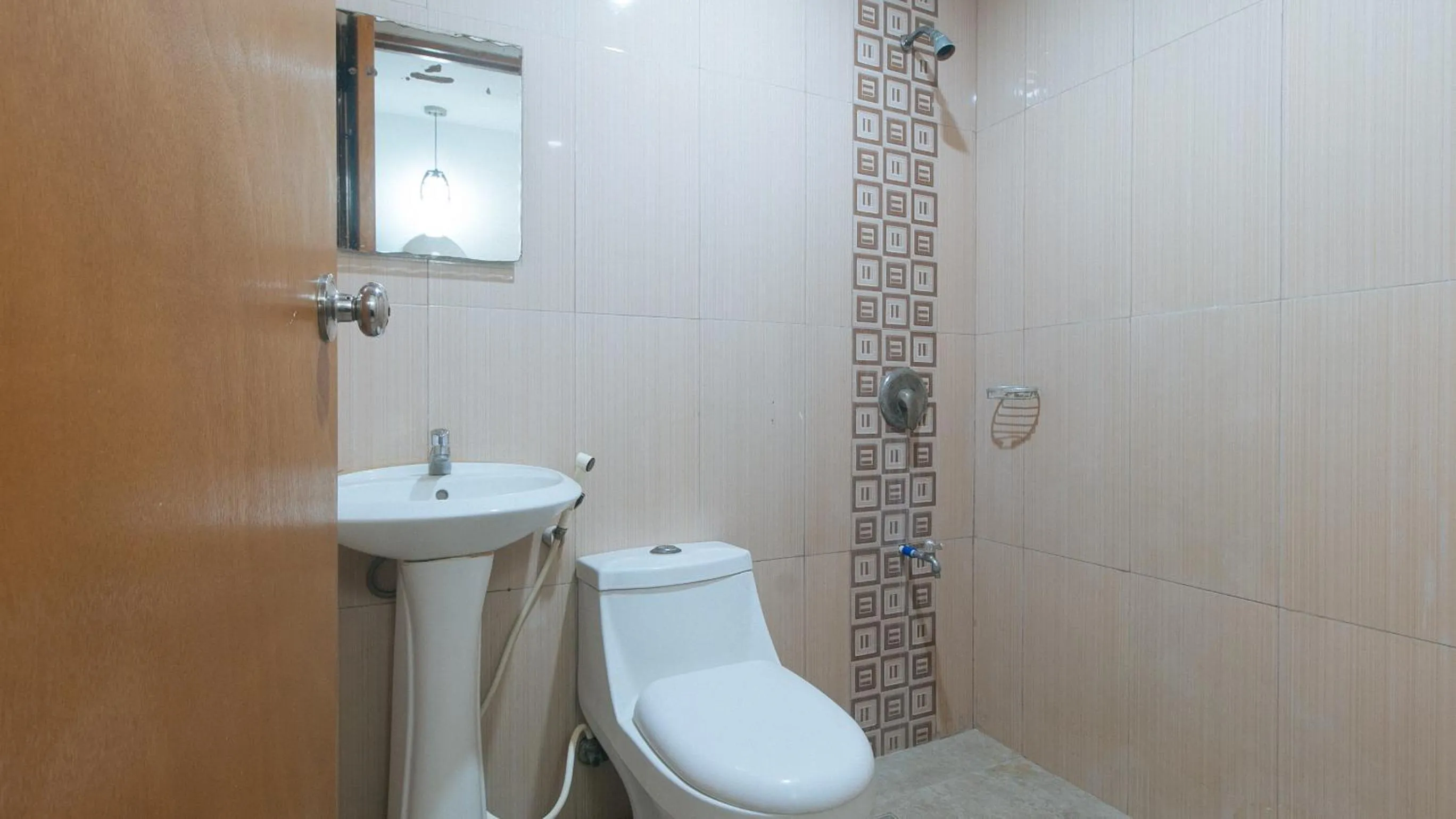 Toilet in RedDoorz at Ranchotel Bayanan Alabang