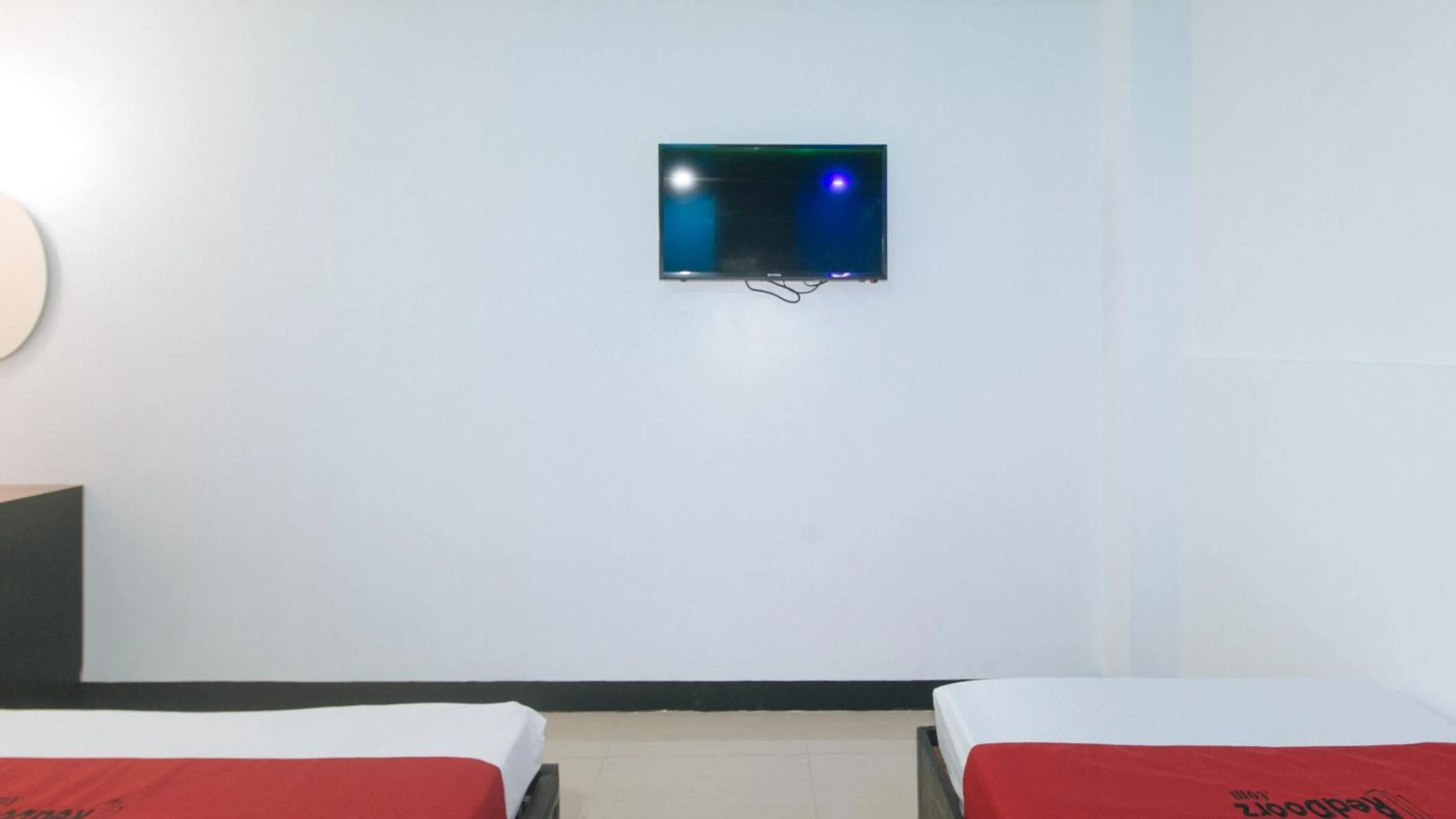 TV and multimedia, Bed in RedDoorz at Ranchotel Bayanan Alabang