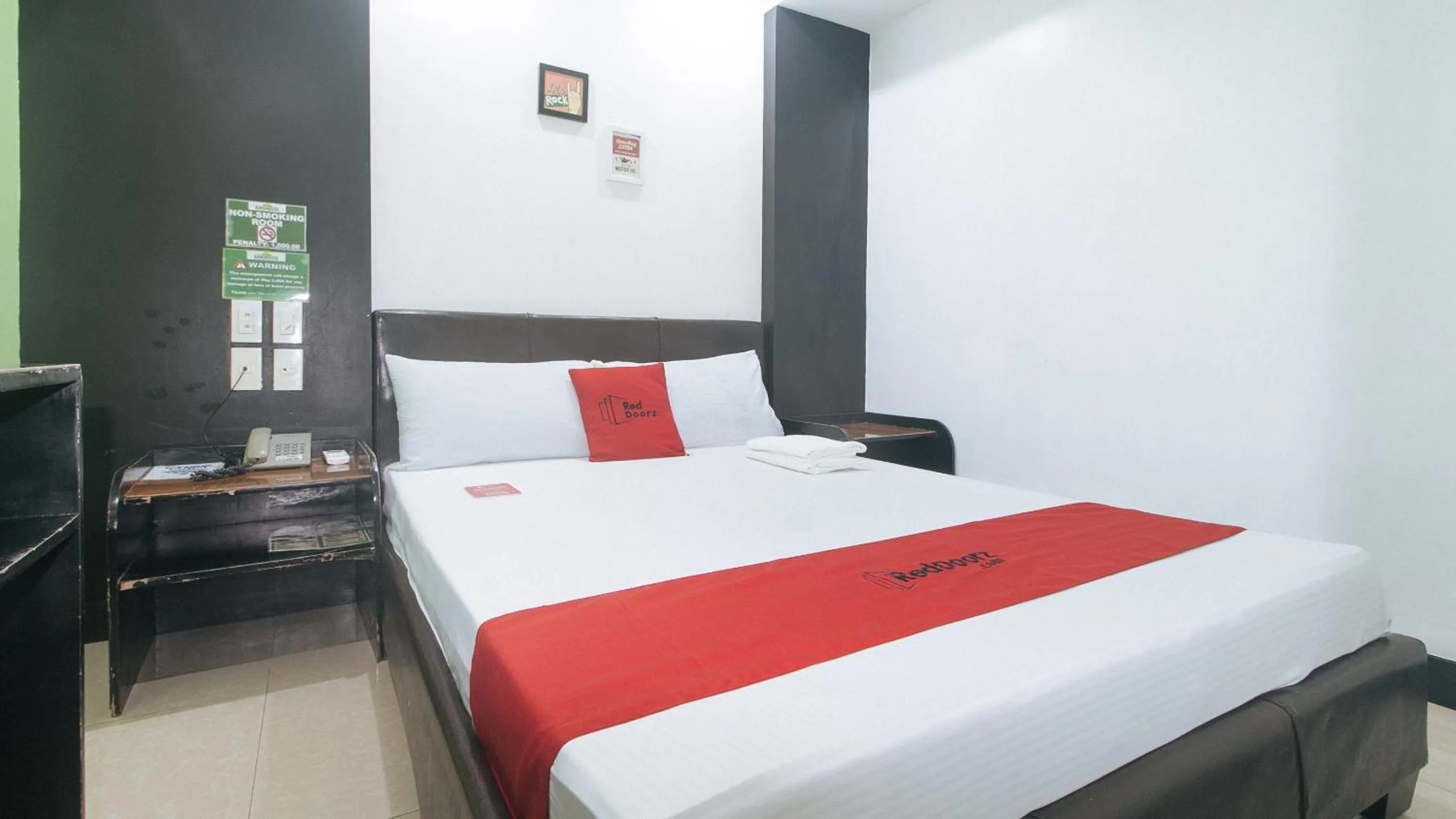 Bed in RedDoorz at Ranchotel Bayanan Alabang