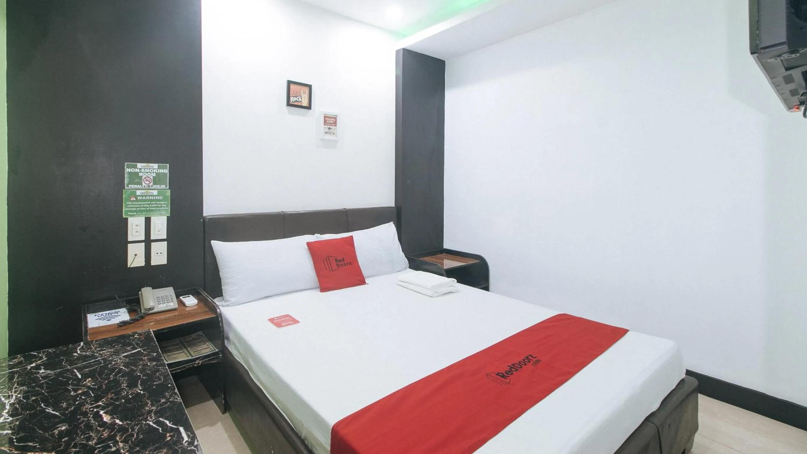 Photo of the whole room, Bed in RedDoorz at Ranchotel Bayanan Alabang