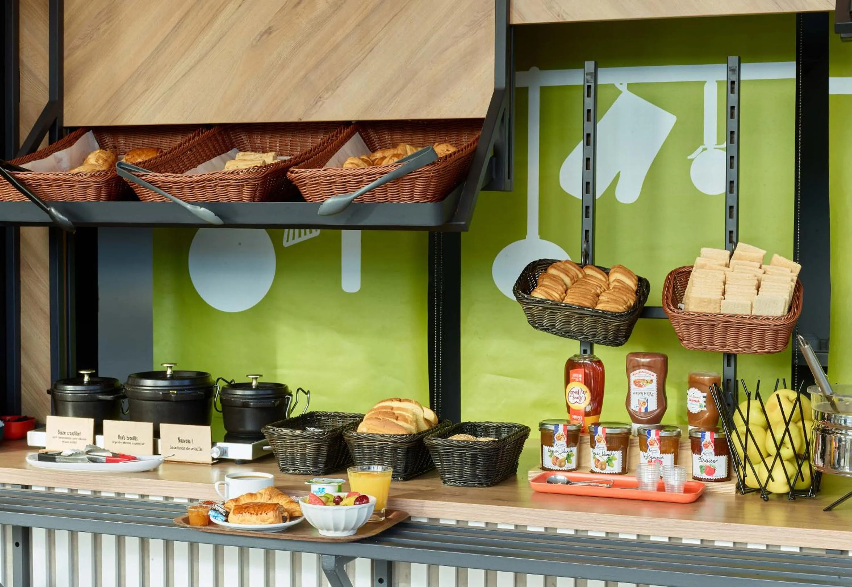 Buffet breakfast in B&B HOTEL Massy Gare TGV