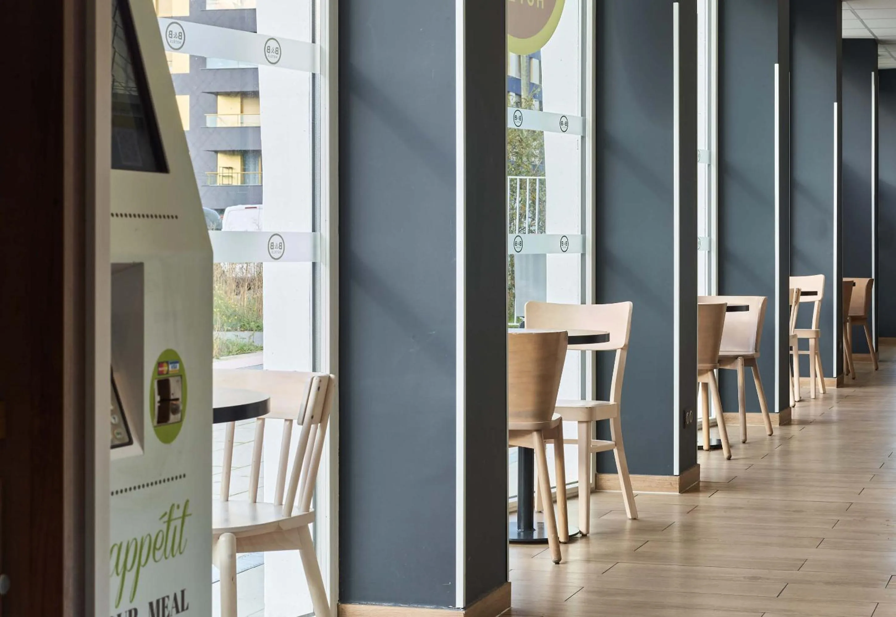 Restaurant/places to eat in B&B HOTEL Massy Gare TGV