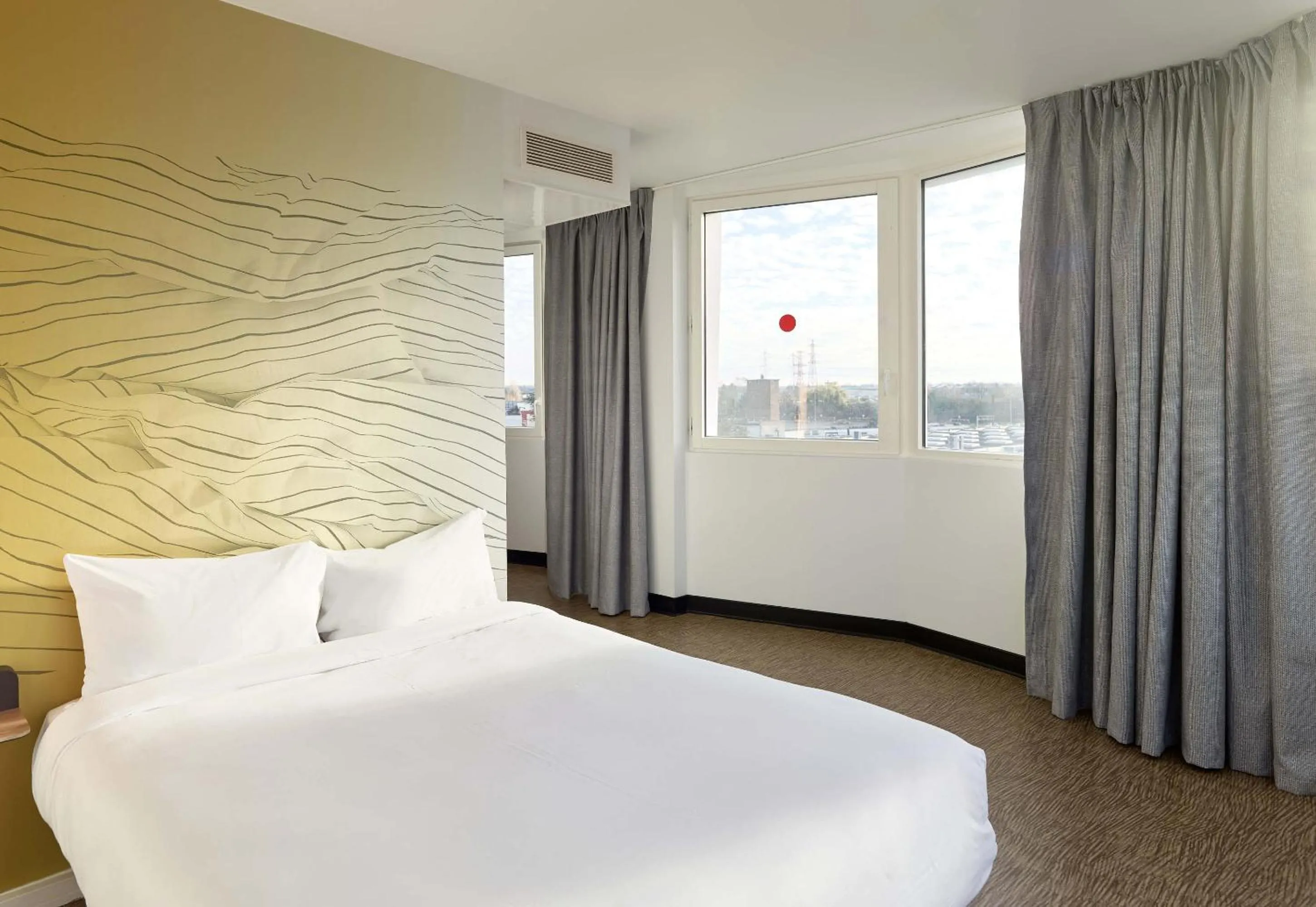 Bedroom, Bed in B&B HOTEL Massy Gare TGV