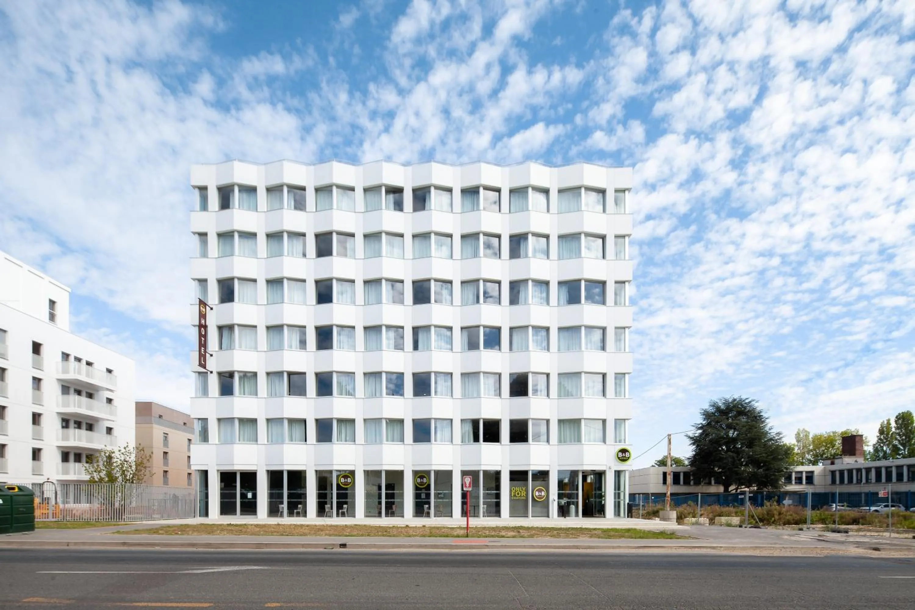 Facade/entrance in B&B HOTEL Massy Gare TGV