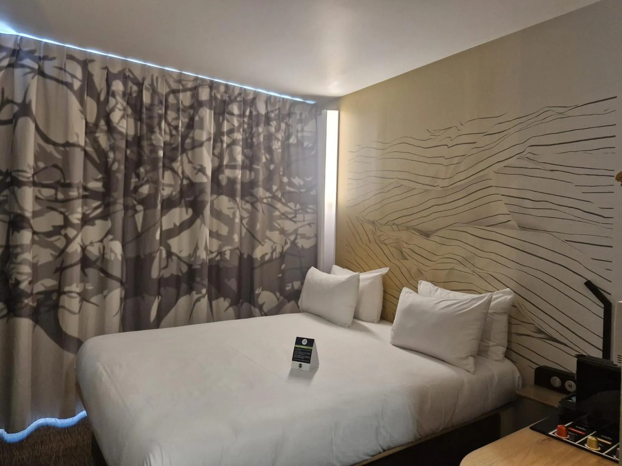 Bed in B&B HOTEL Massy Gare TGV