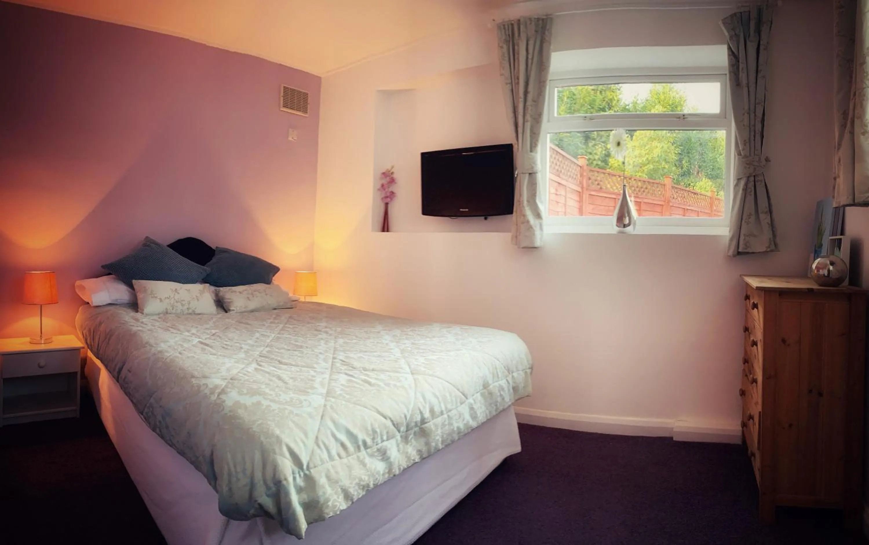 Bed in Paul's Place near Heathrow