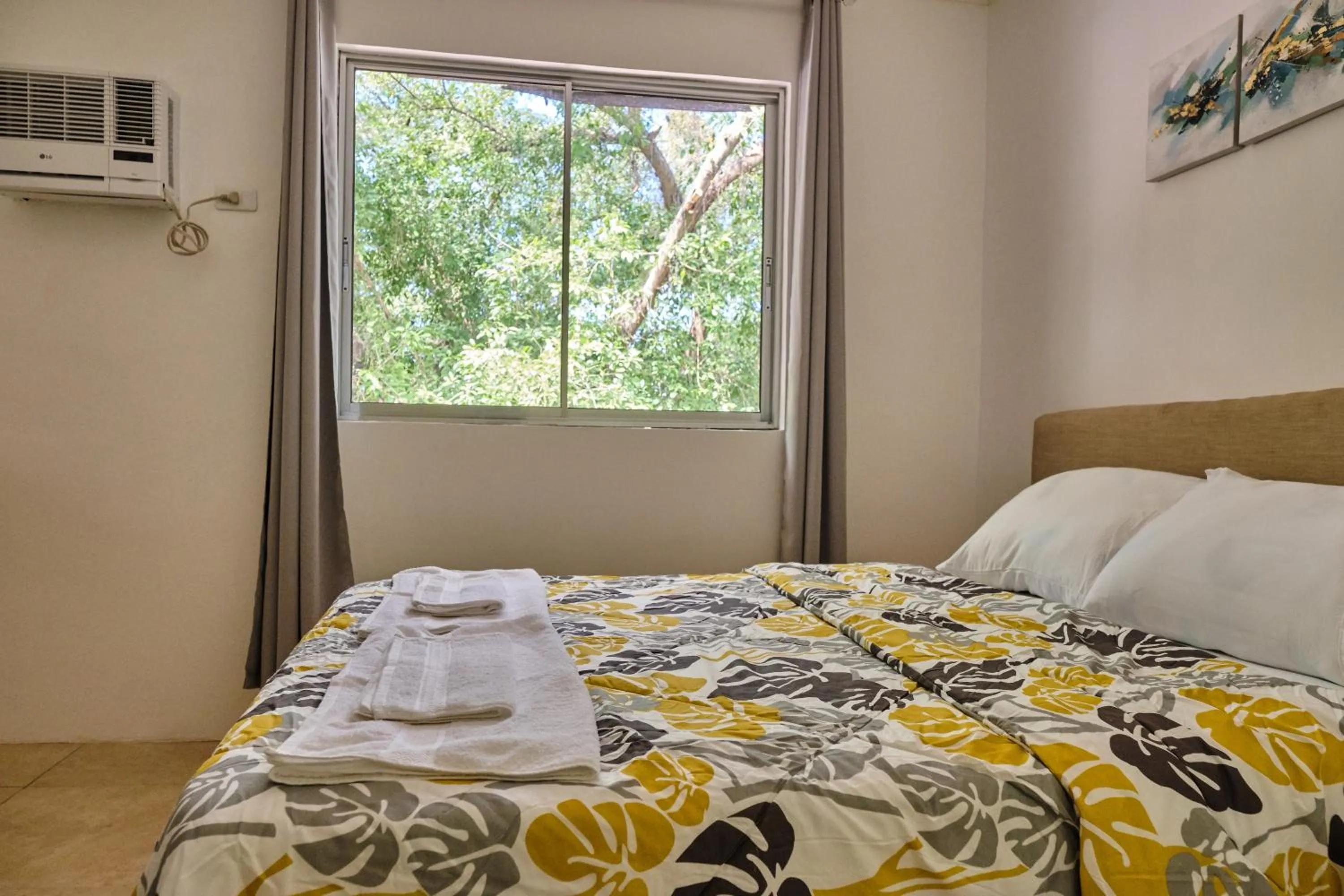 Bedroom, Bed in Hidden Hill Hotel