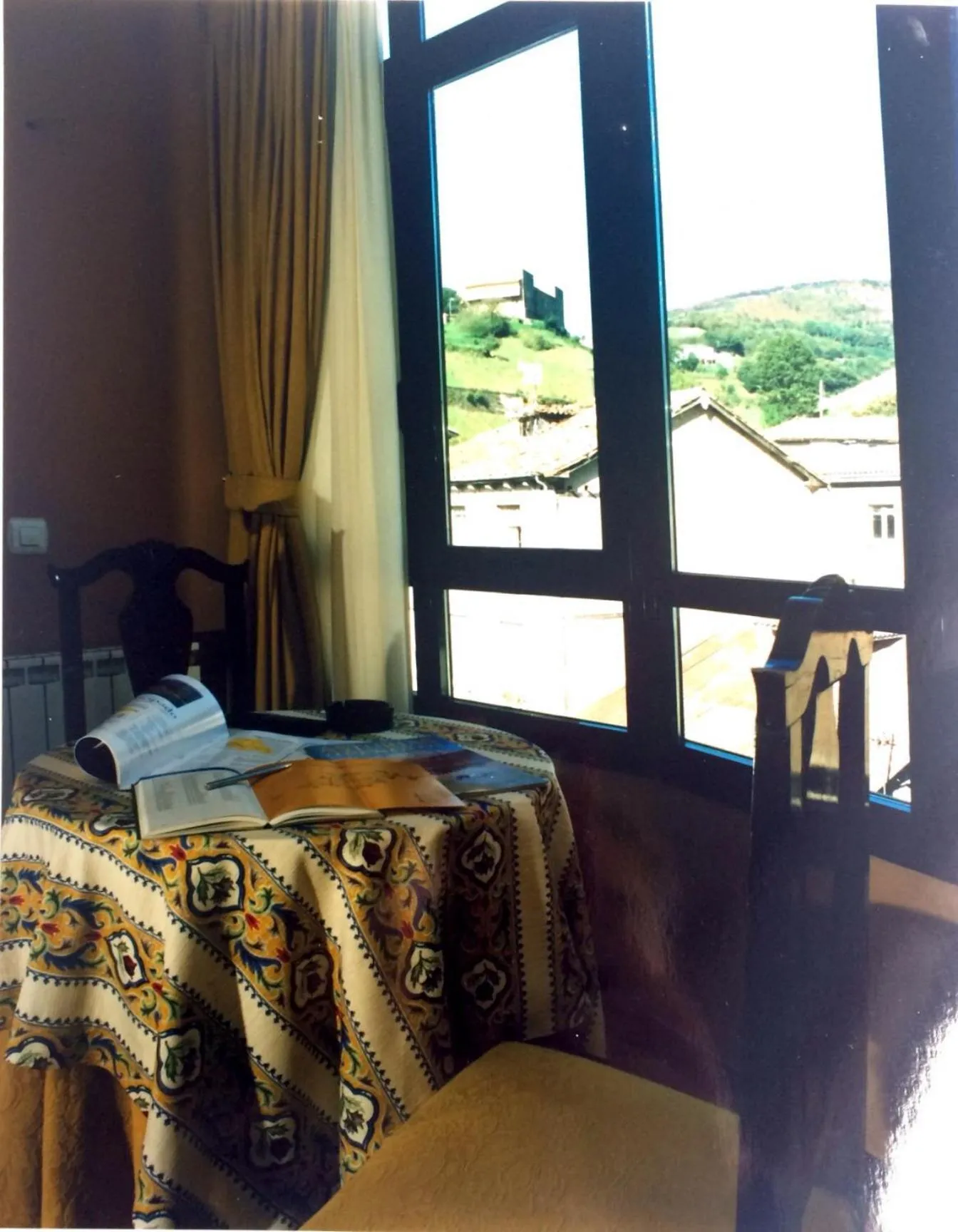 Day, Bed in Hotel Nueva Allandesa