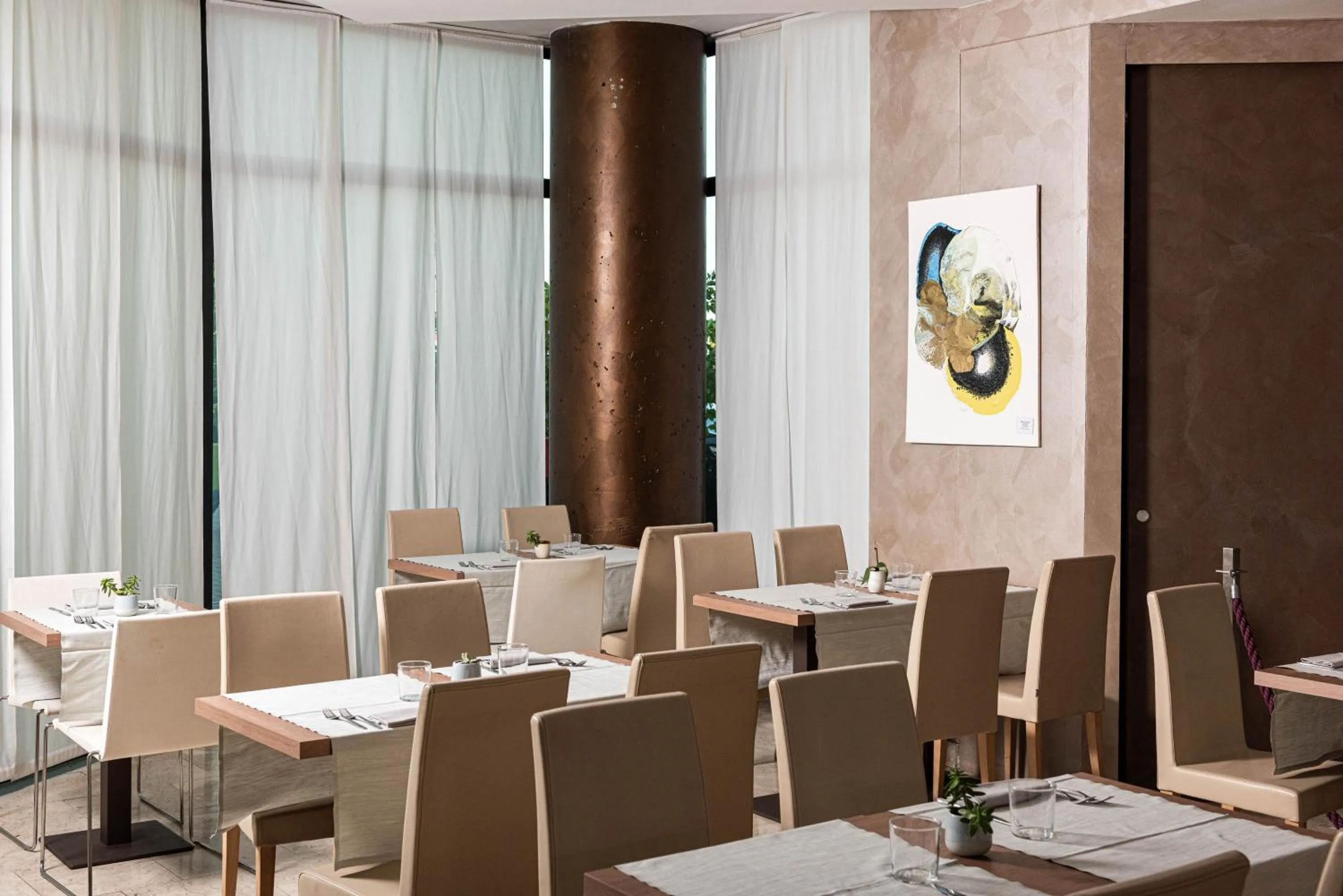 Restaurant/places to eat in Phi Hotel Milano