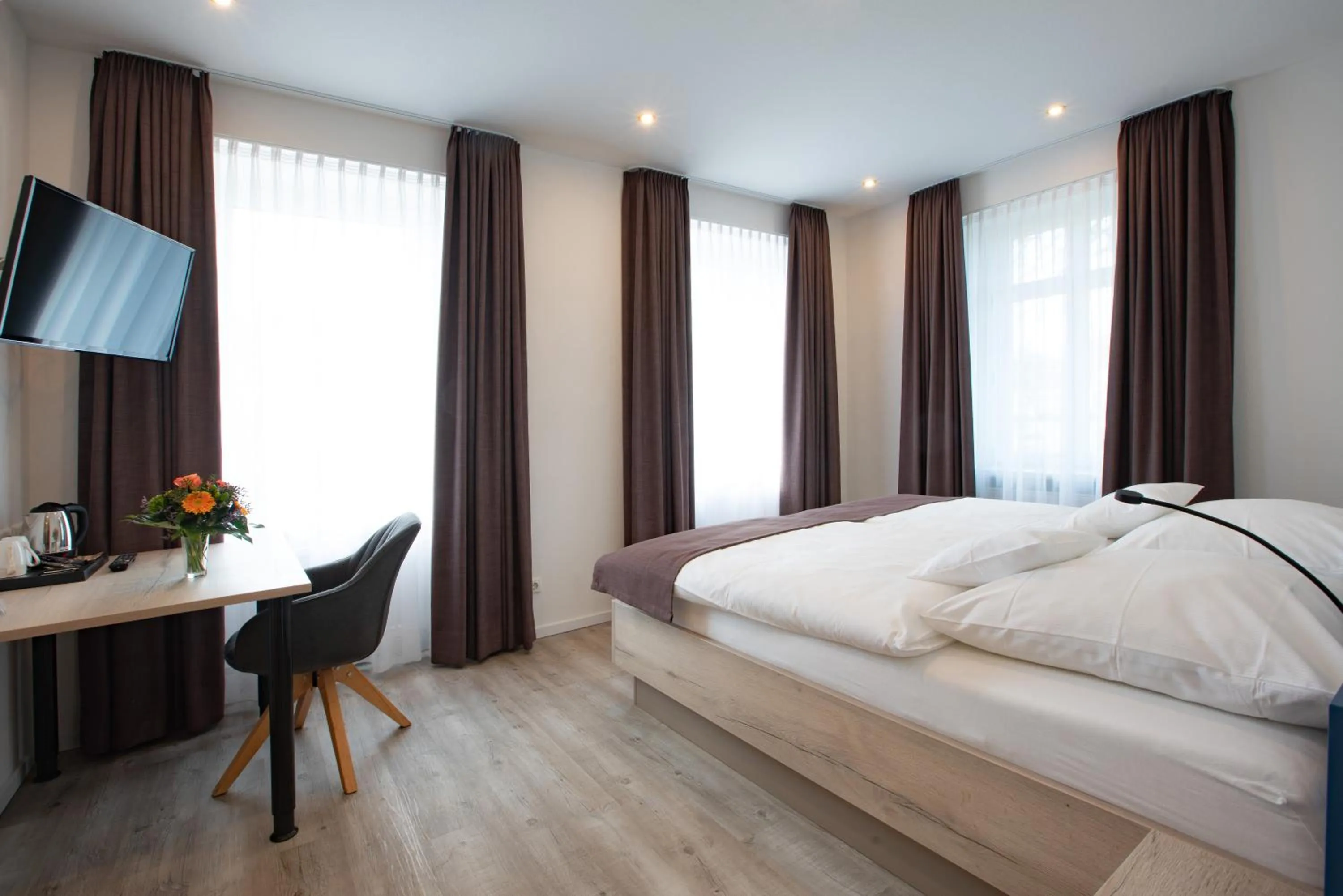 Bed in CAESARO Hotel & Pizzeria - 20 Jahre Familienunternehmen