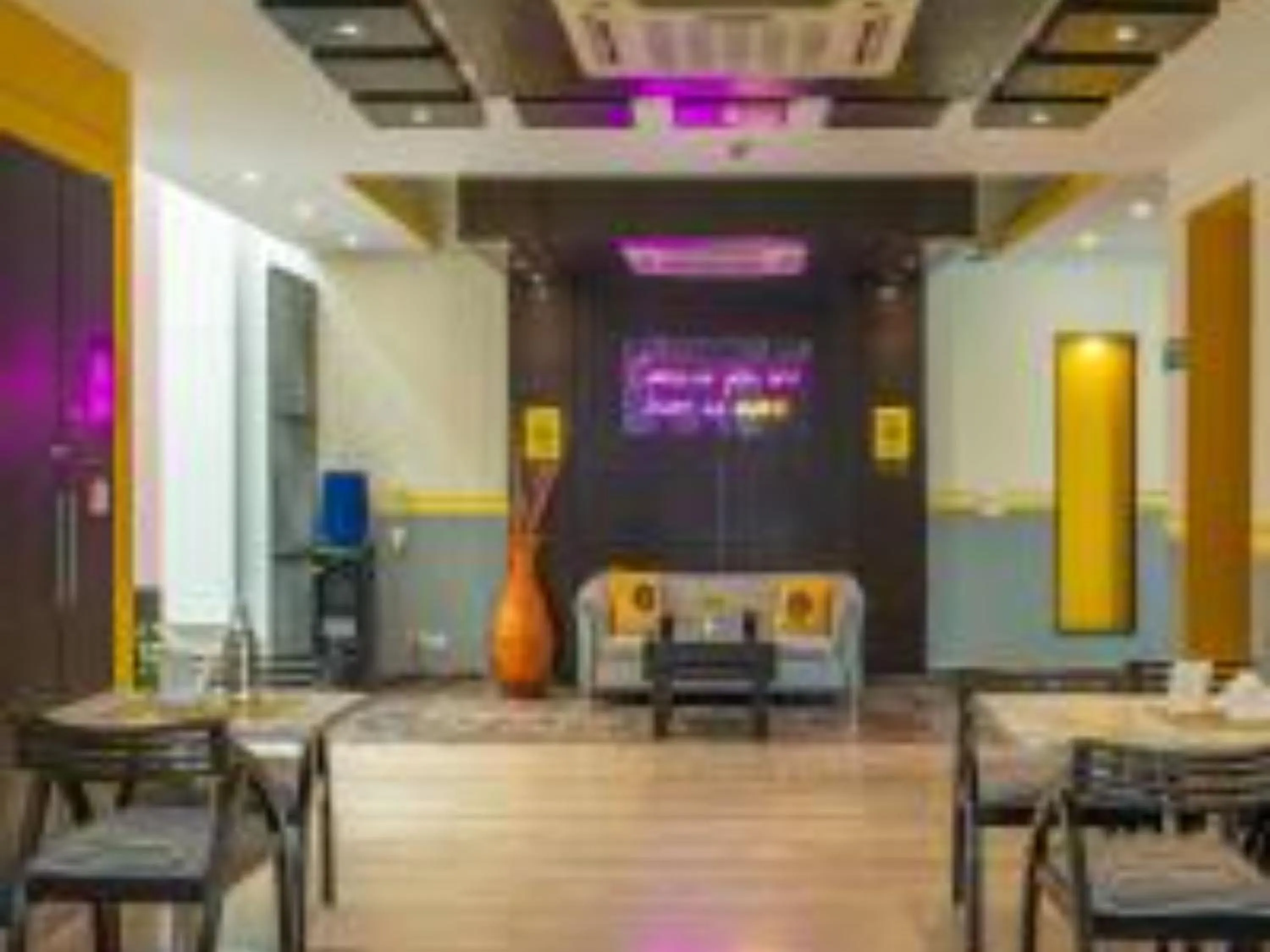 Restaurant/places to eat in The Hosteller Delhi