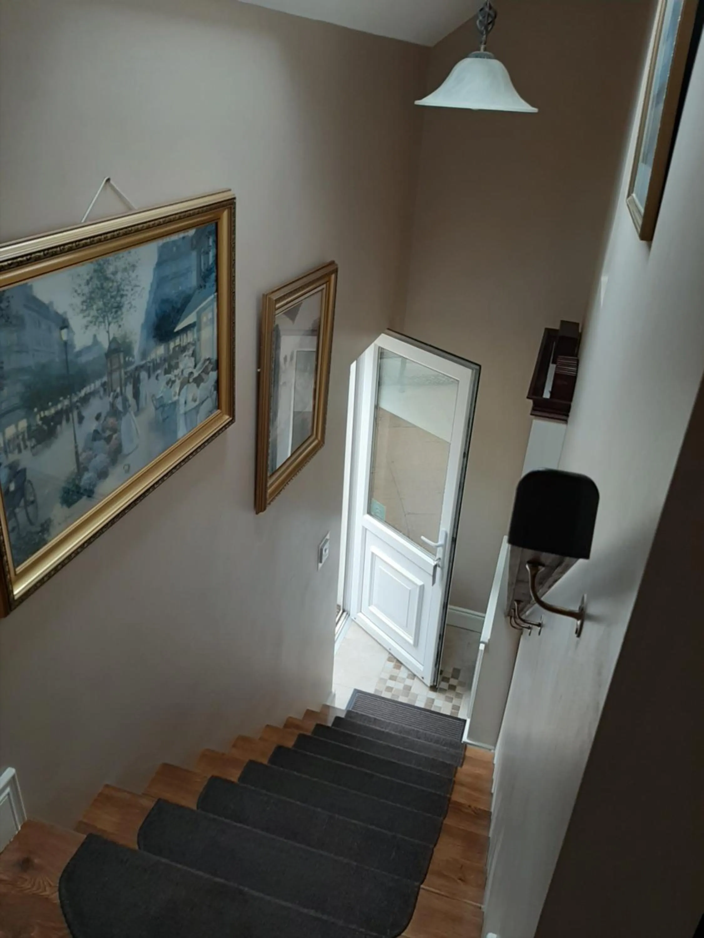 Photo of the whole room in Riverside Lodge