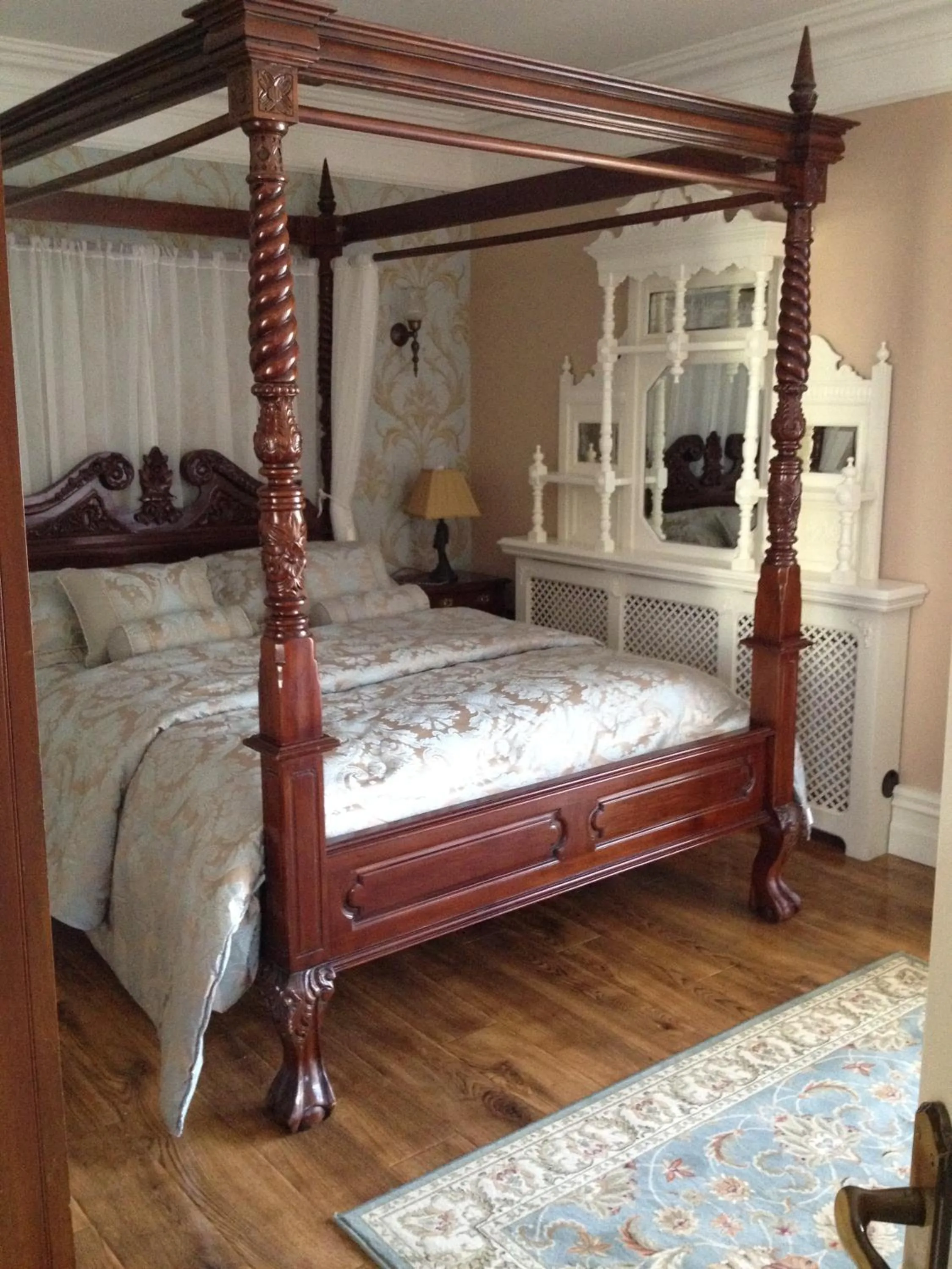 Photo of the whole room, Bed in Riverside Lodge