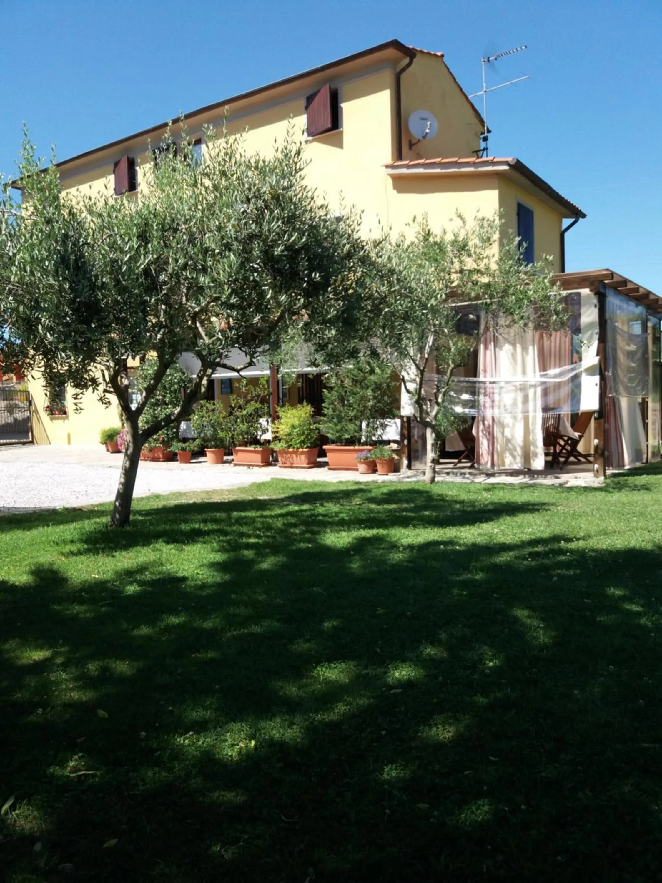 Facade/entrance in Le Travi