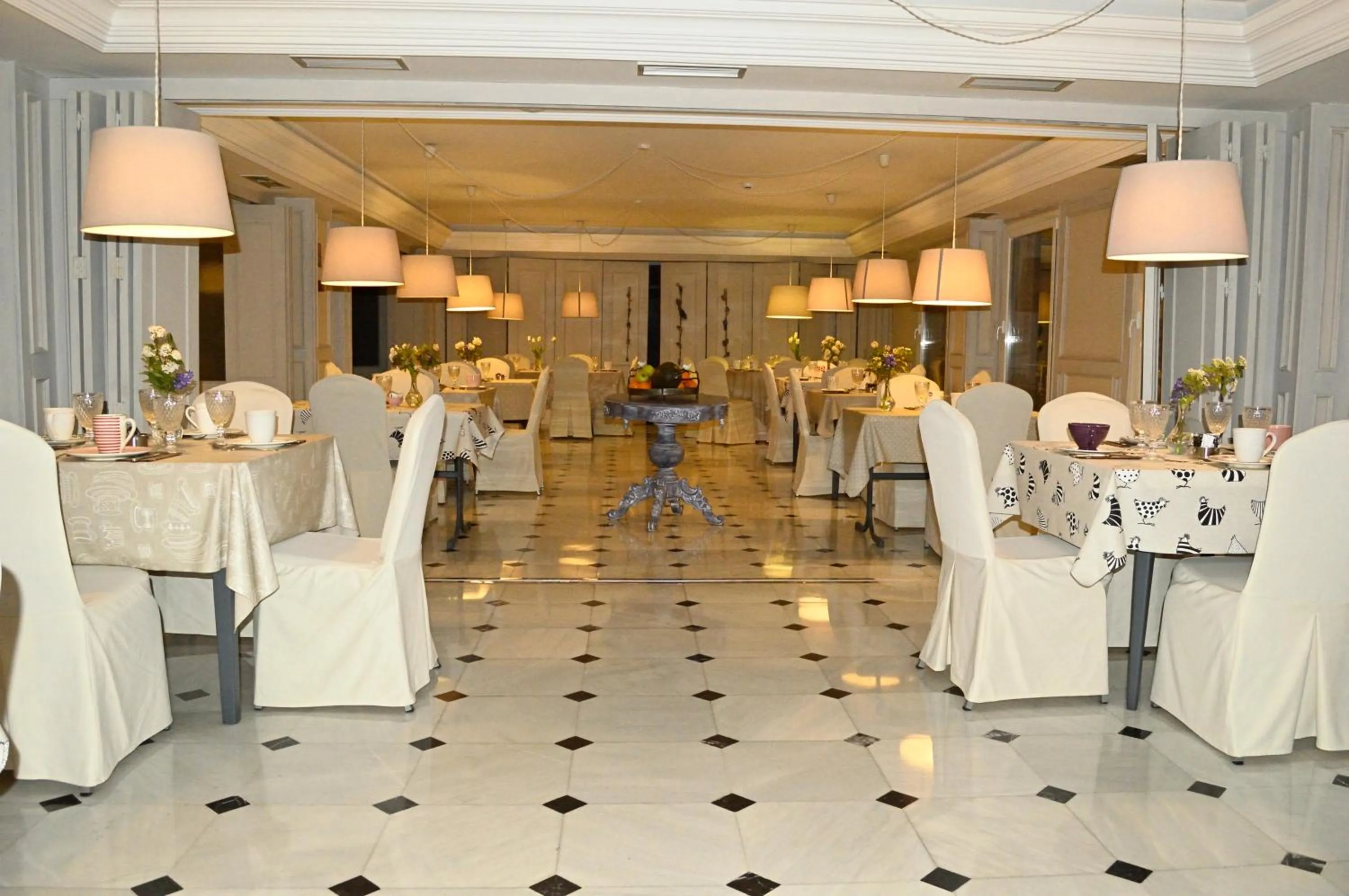 Restaurant/places to eat in Ares Hotel