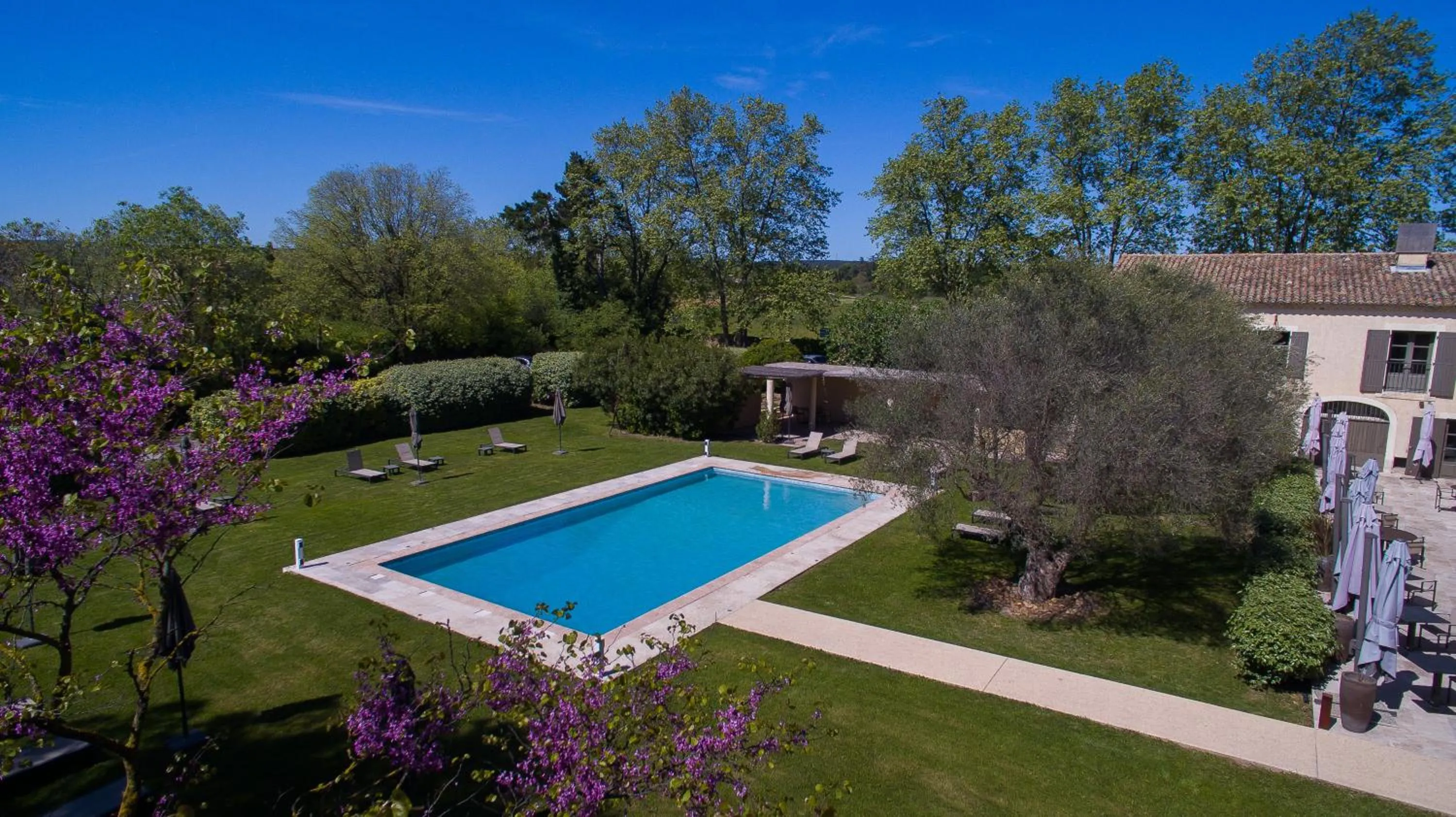 Patio in Hôtel & Restaurant de charme - La Bégude Saint-Pierre