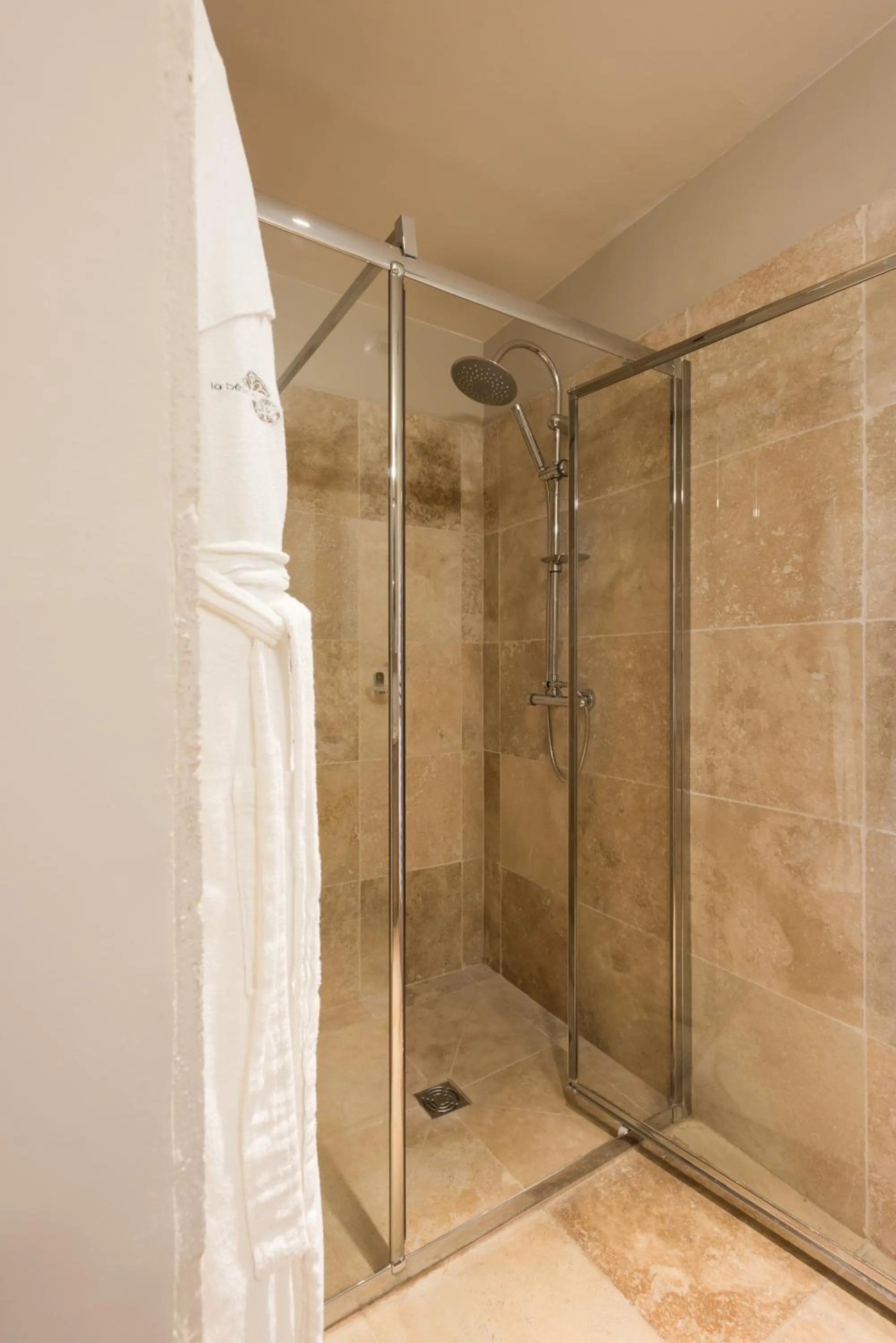 Shower in Hôtel & Restaurant de charme - La Bégude Saint-Pierre