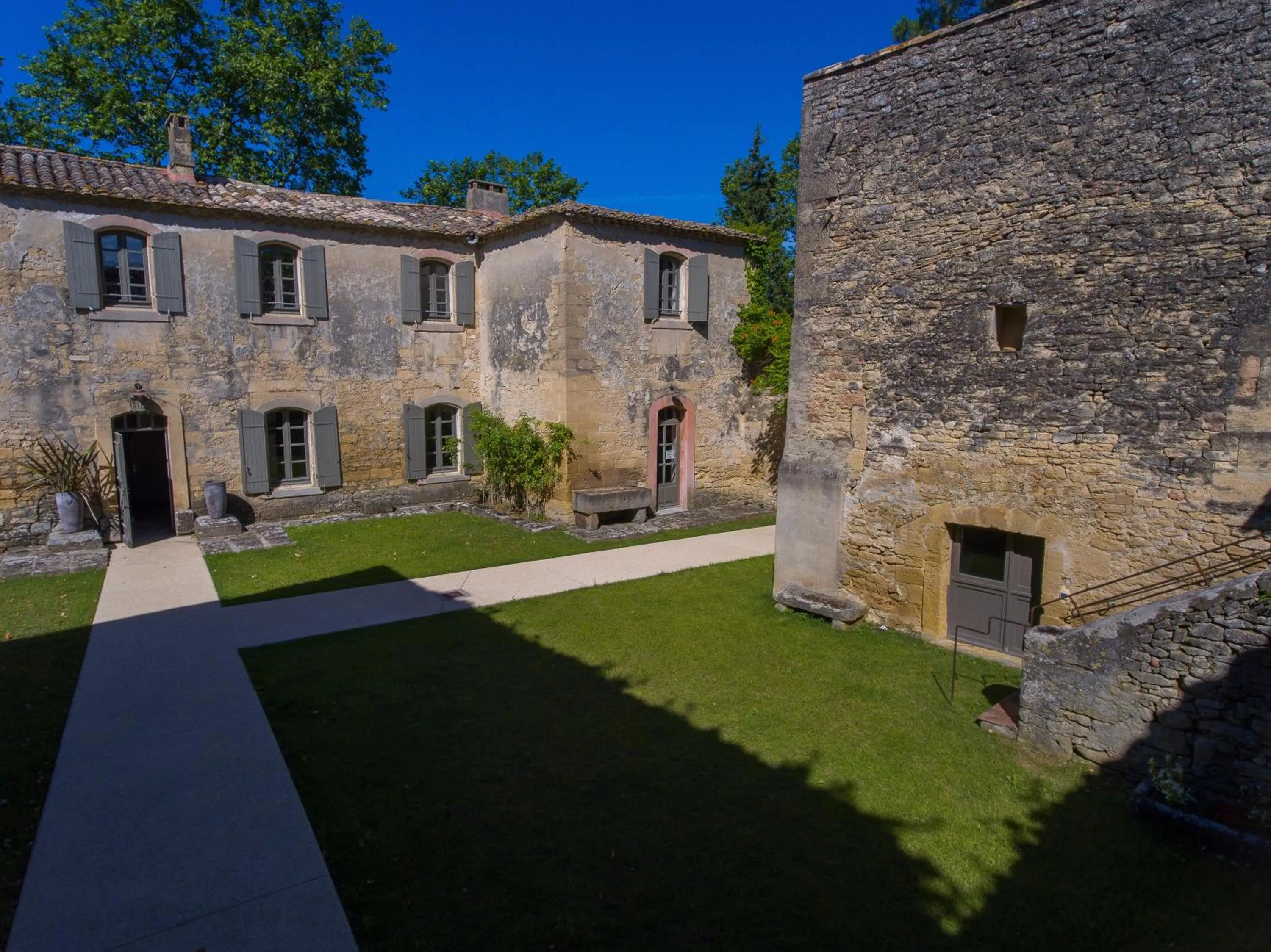 Property building in Hôtel & Restaurant de charme - La Bégude Saint-Pierre