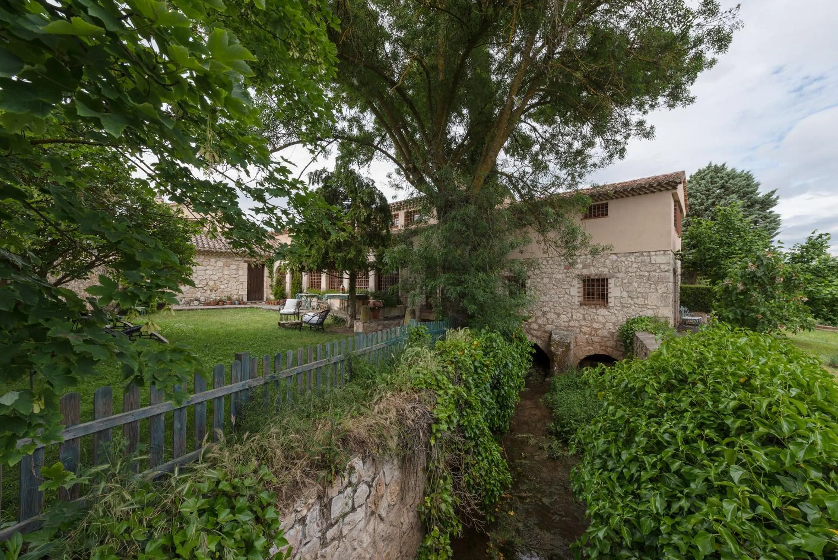 Property building in Molino De La Vega