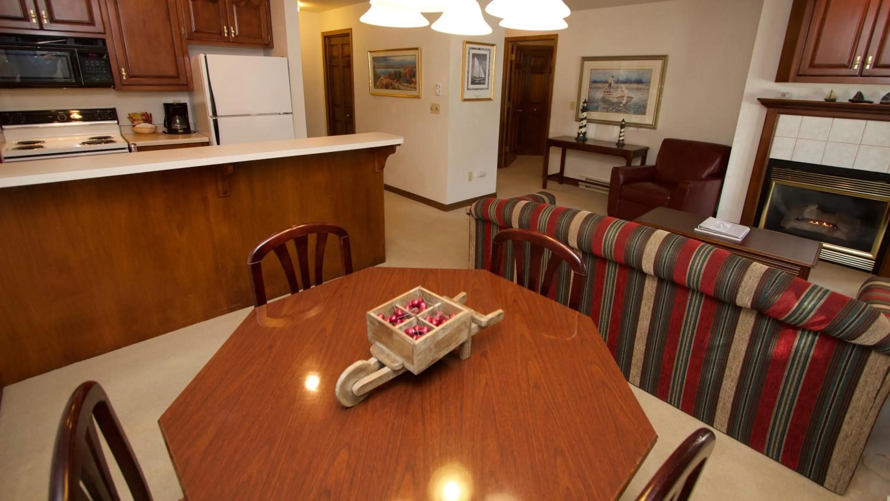 Dining area in Baileys Harbor Yacht Club Resort