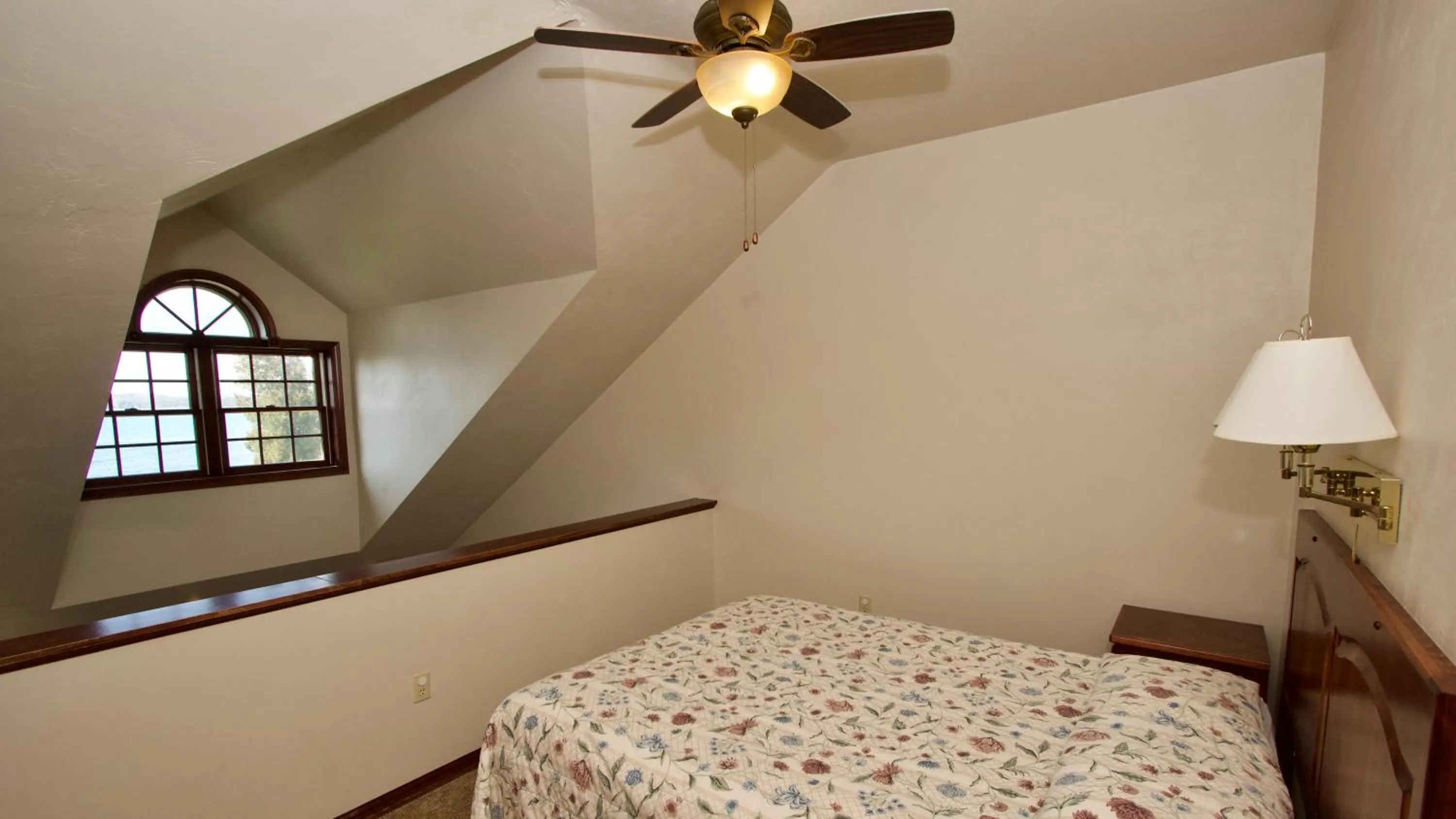 Bed in Baileys Harbor Yacht Club Resort