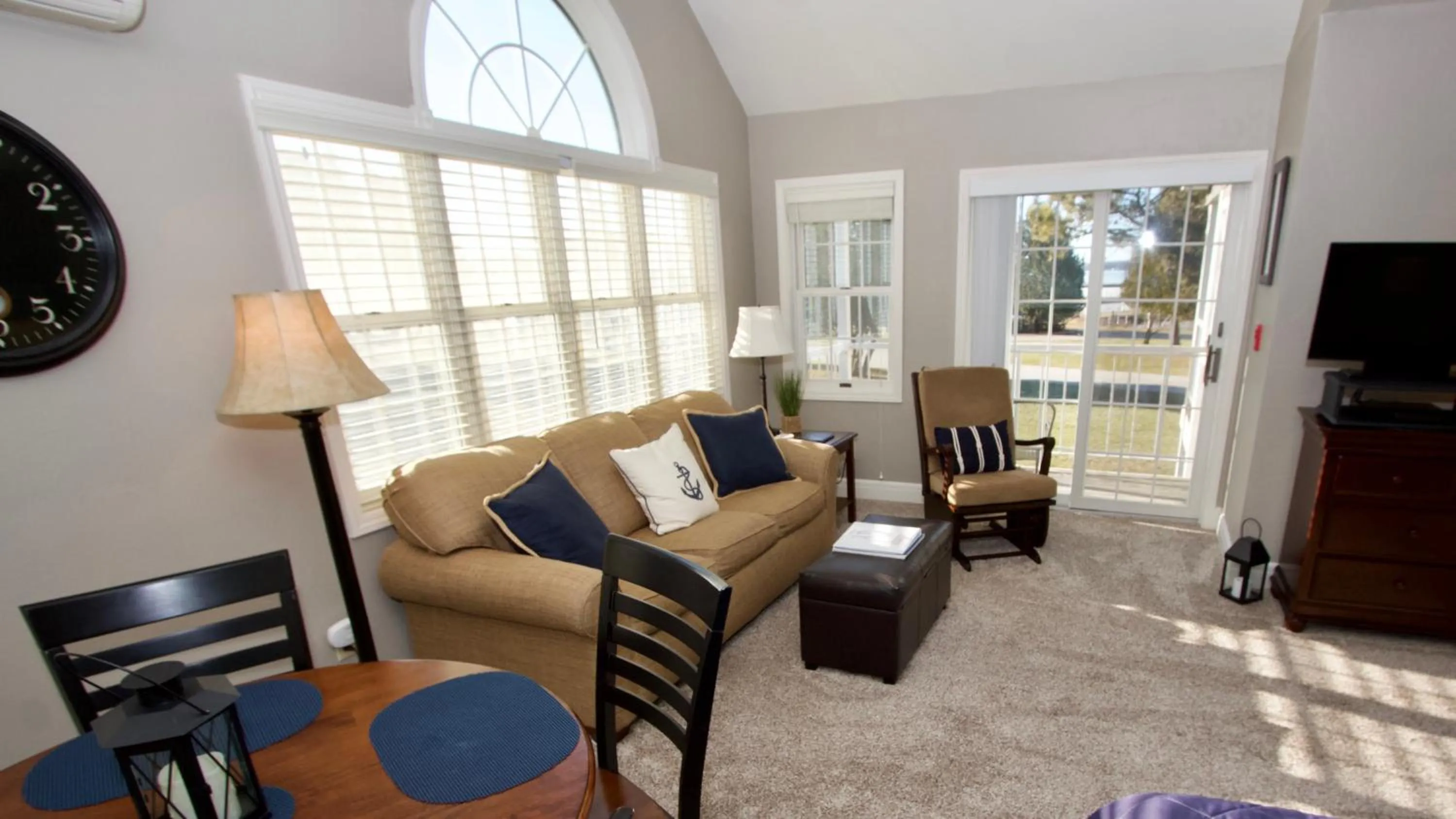 Seating area in Baileys Harbor Yacht Club Resort