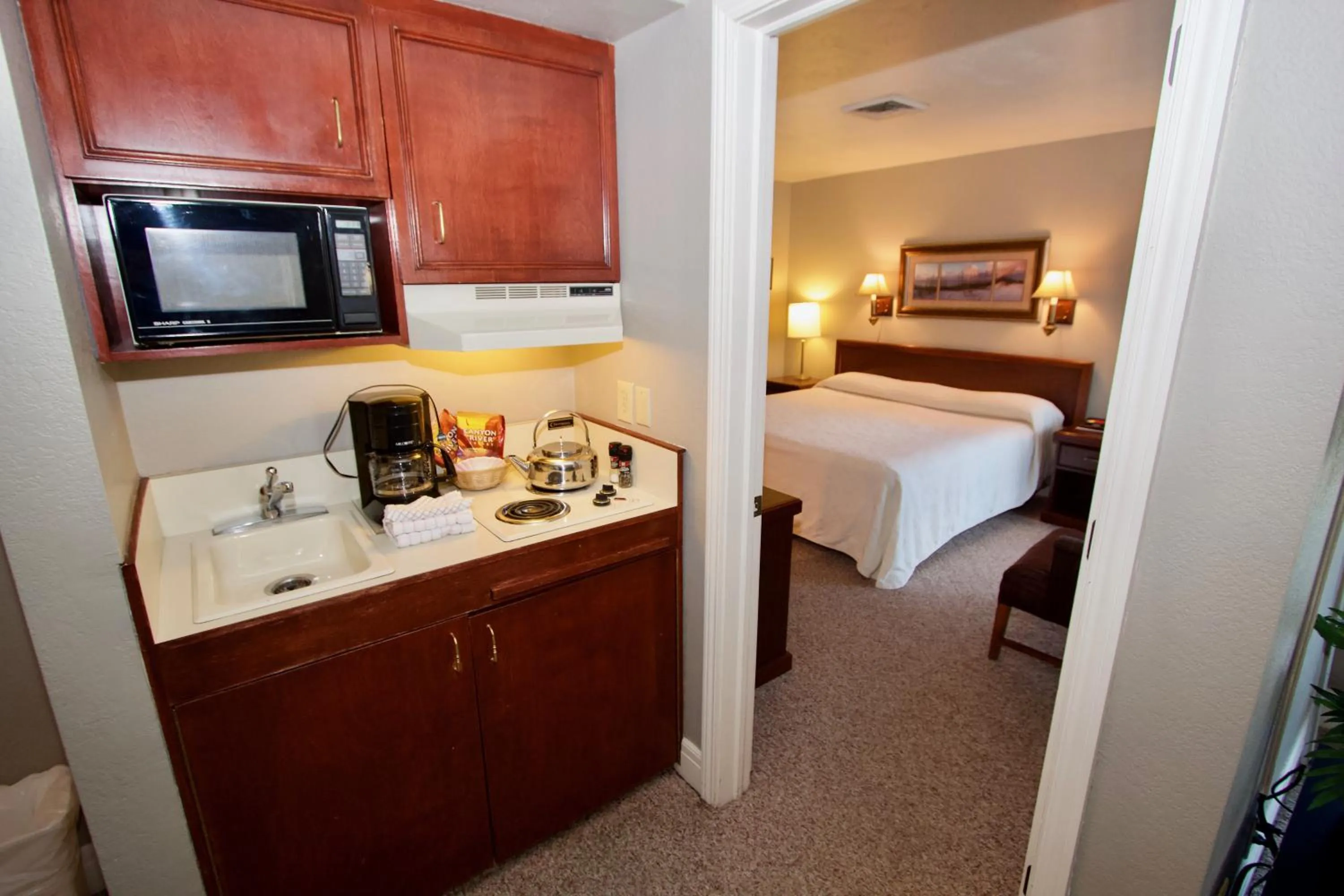 Kitchen or kitchenette, Bed in Baileys Harbor Yacht Club Resort