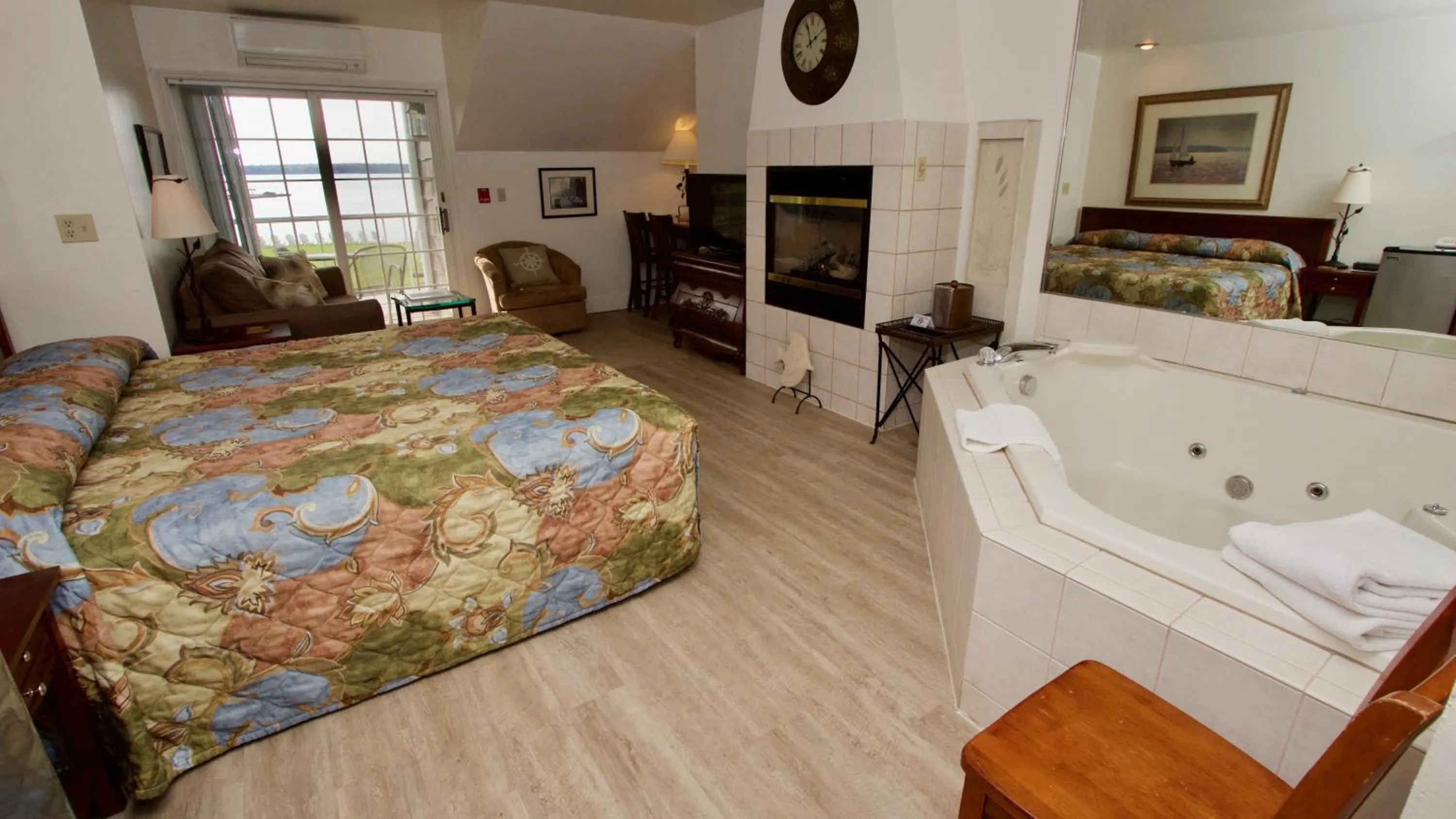Photo of the whole room, Bed in Baileys Harbor Yacht Club Resort