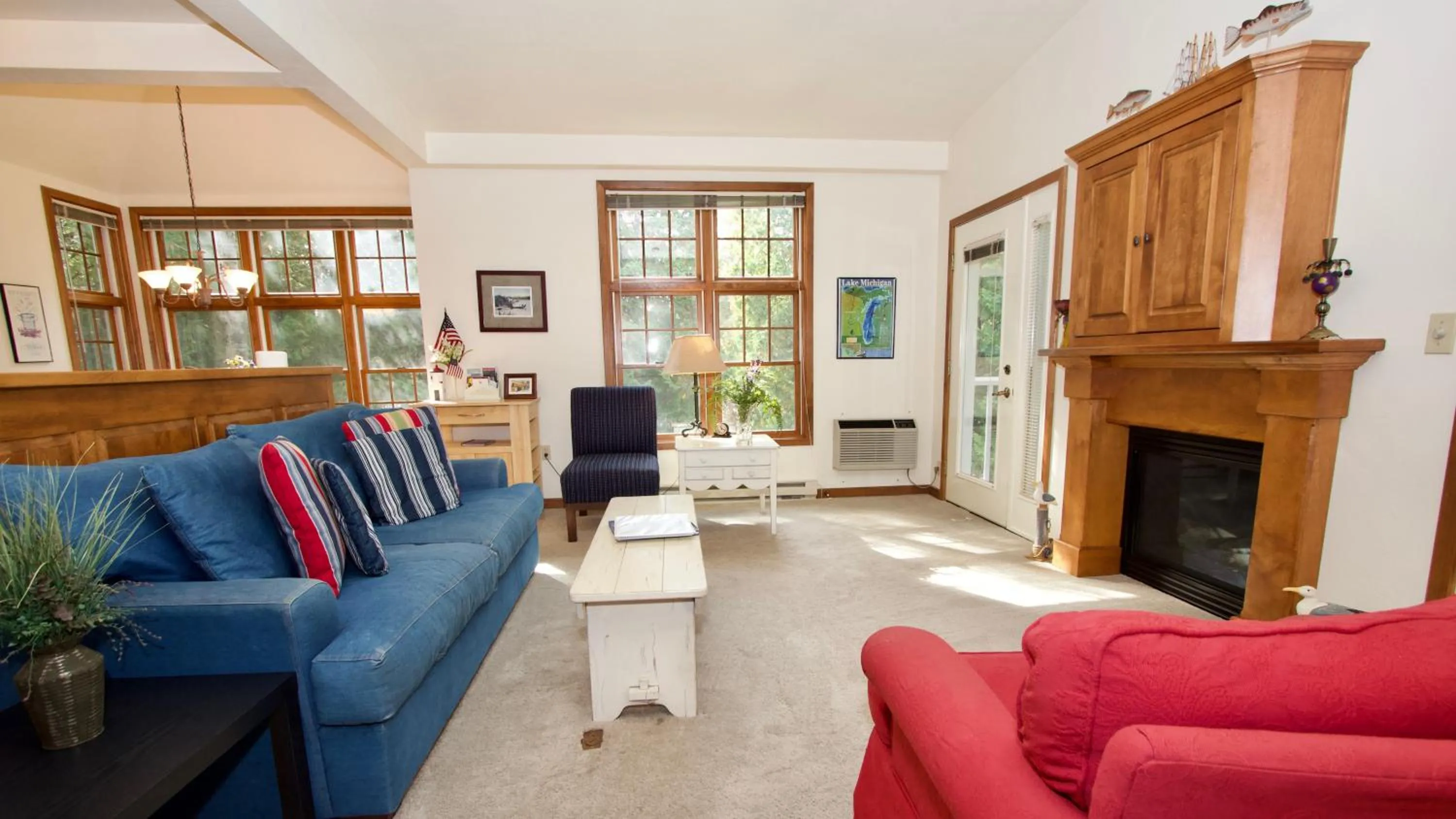 Living room in Baileys Harbor Yacht Club Resort