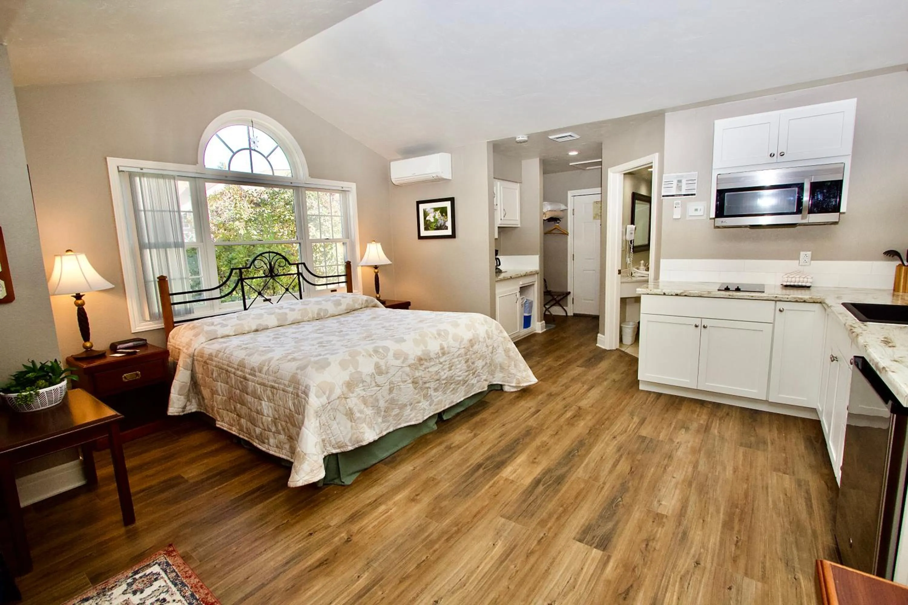 Photo of the whole room, Bed in Baileys Harbor Yacht Club Resort