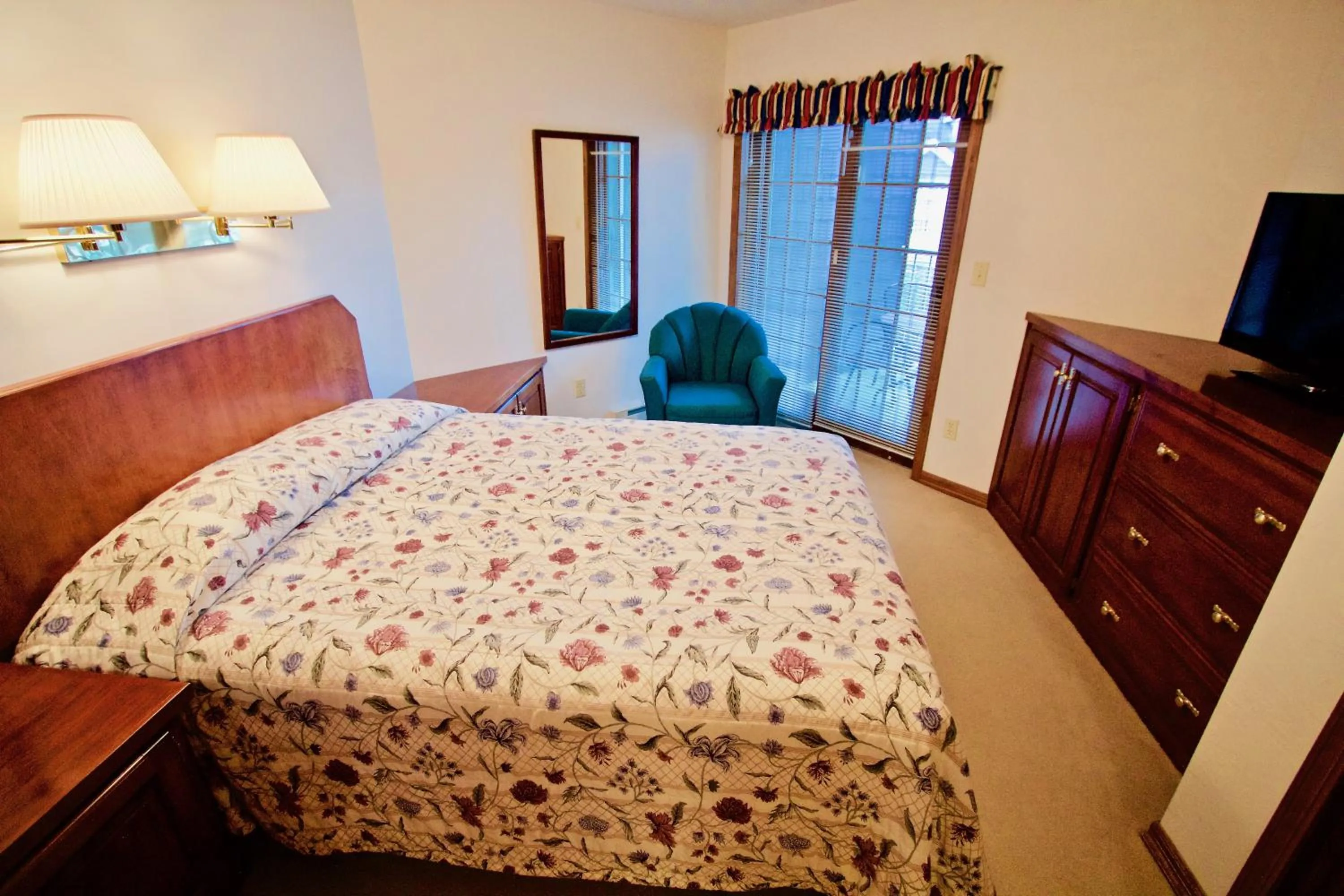 Bedroom, Bed in Baileys Harbor Yacht Club Resort