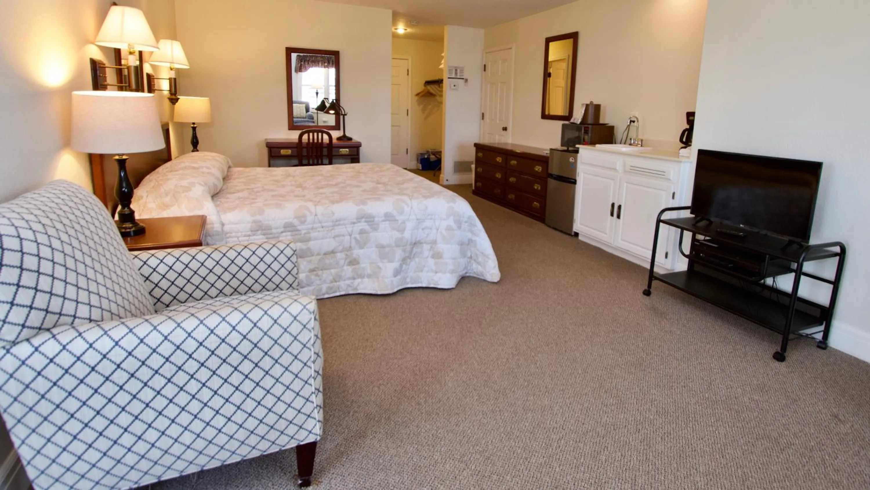 Photo of the whole room, Bed in Baileys Harbor Yacht Club Resort