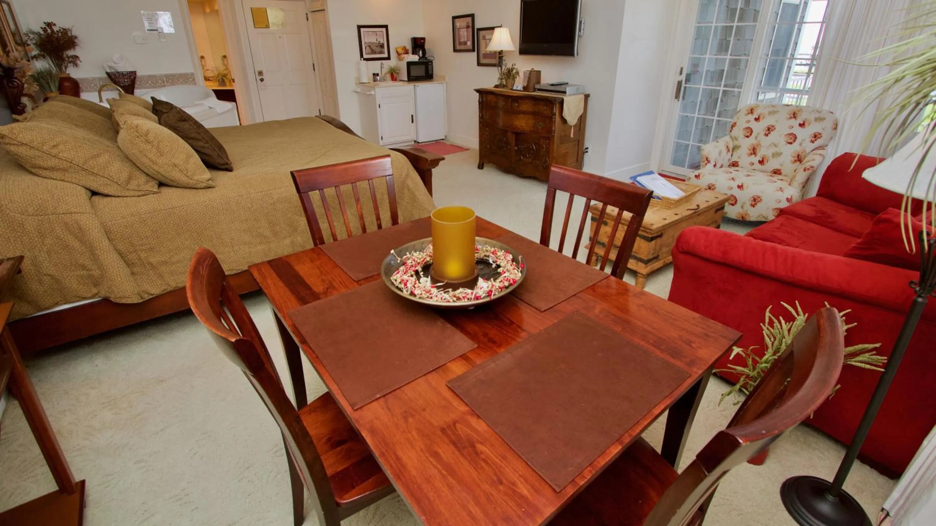 Photo of the whole room in Baileys Harbor Yacht Club Resort