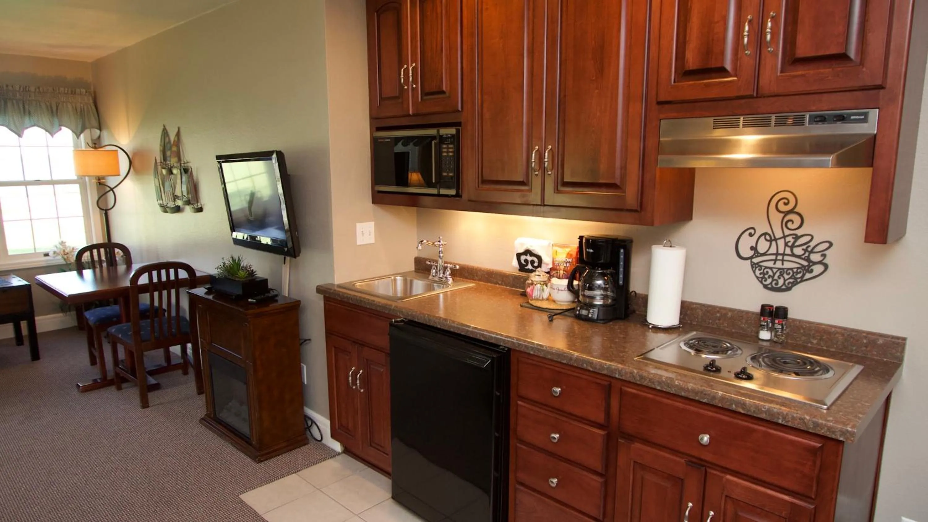 Kitchen or kitchenette in Baileys Harbor Yacht Club Resort